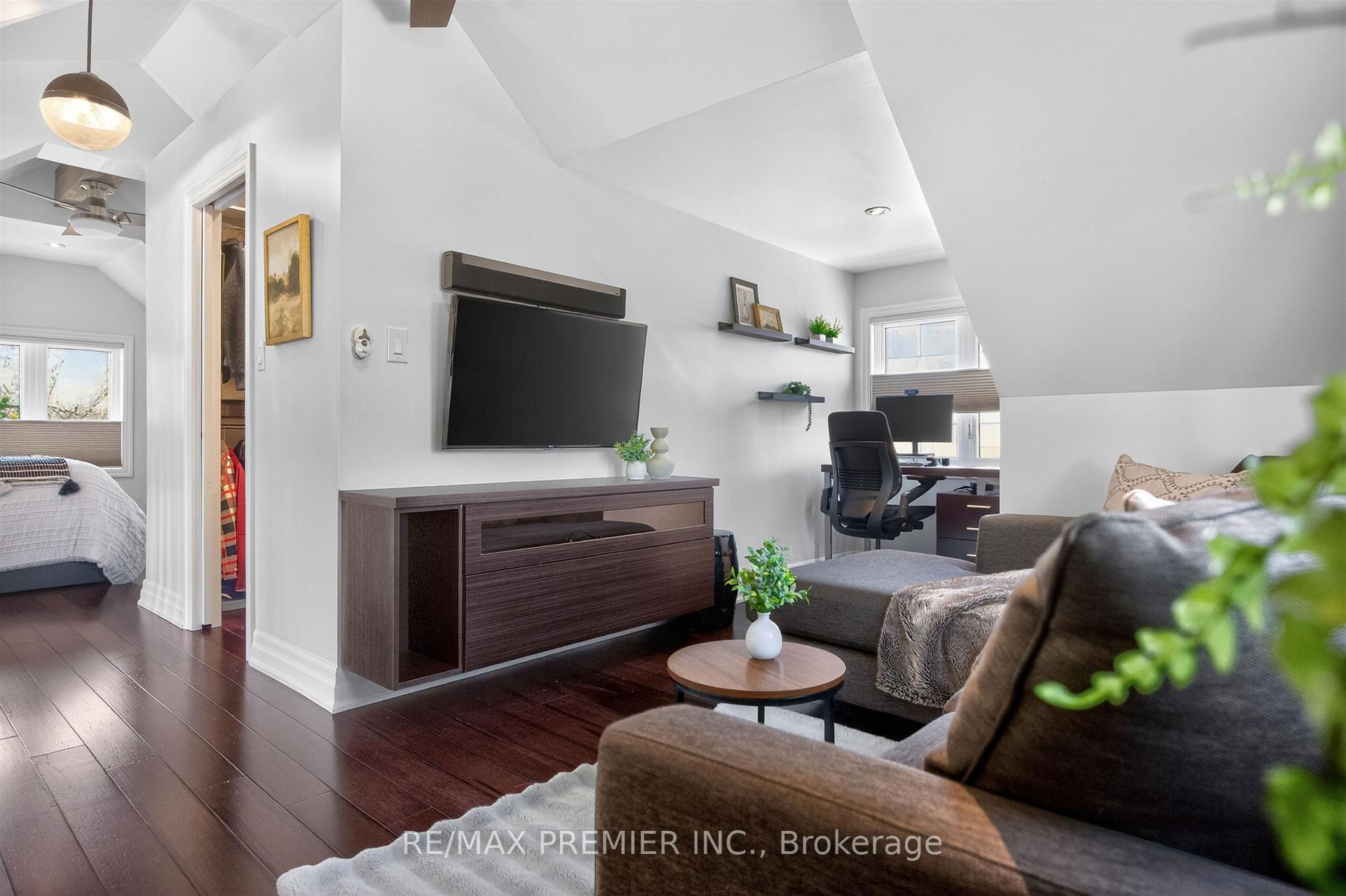 Photo 26 of 19 Park Lane, Etobicoke, Stonegate-Queensway — HOMEH
