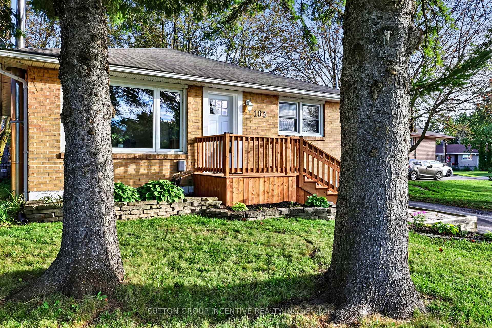 Photo 2 of 163 Grove Street E, Barrie, Wellington — HOMEH