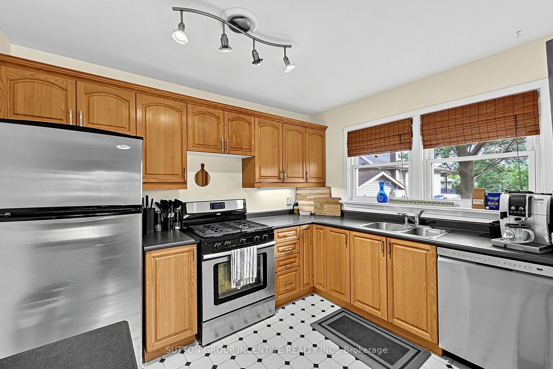 Photo 11 of 163 Grove Street E, Barrie, Wellington — HOMEH