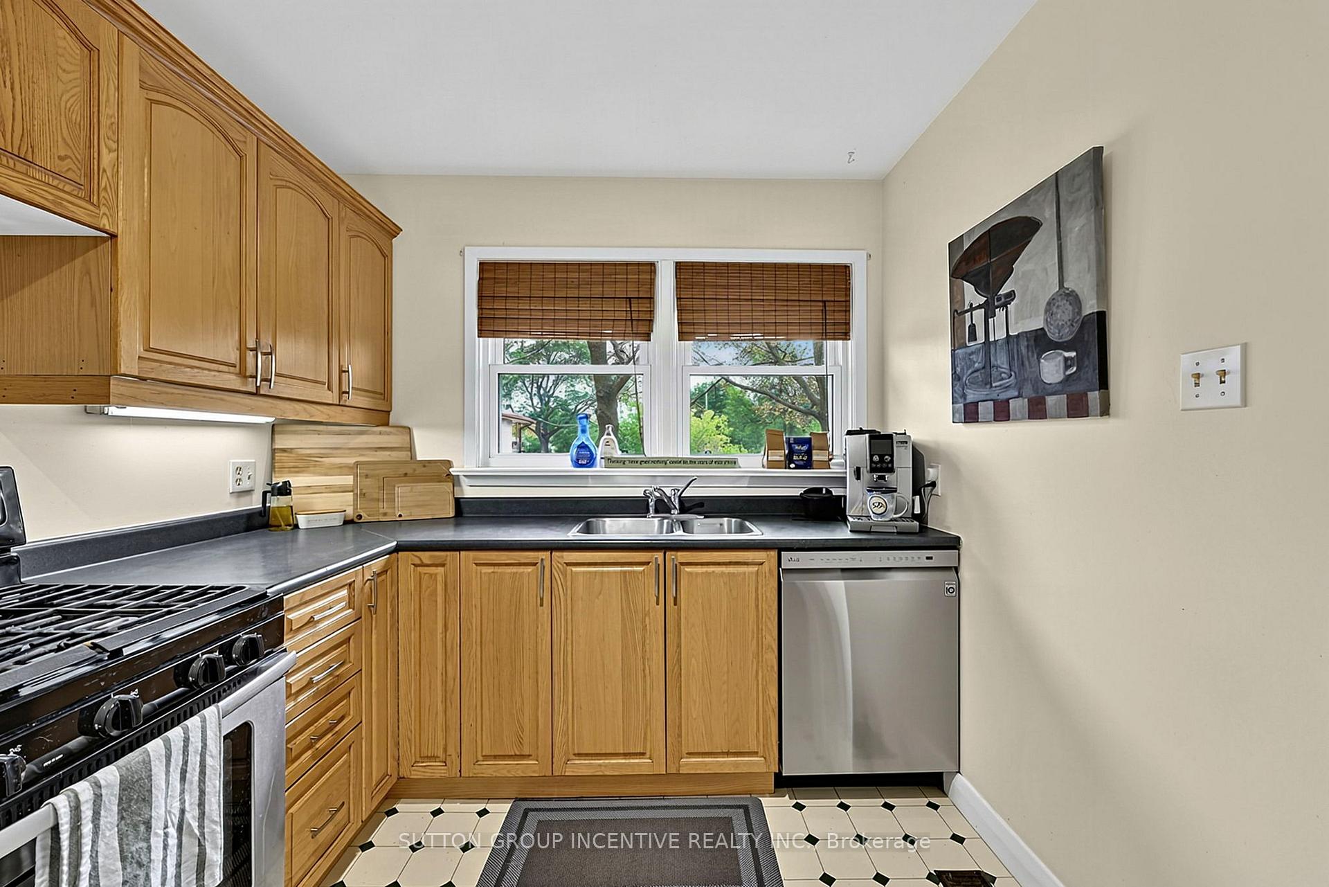 Photo 13 of 163 Grove Street E, Barrie, Wellington — HOMEH