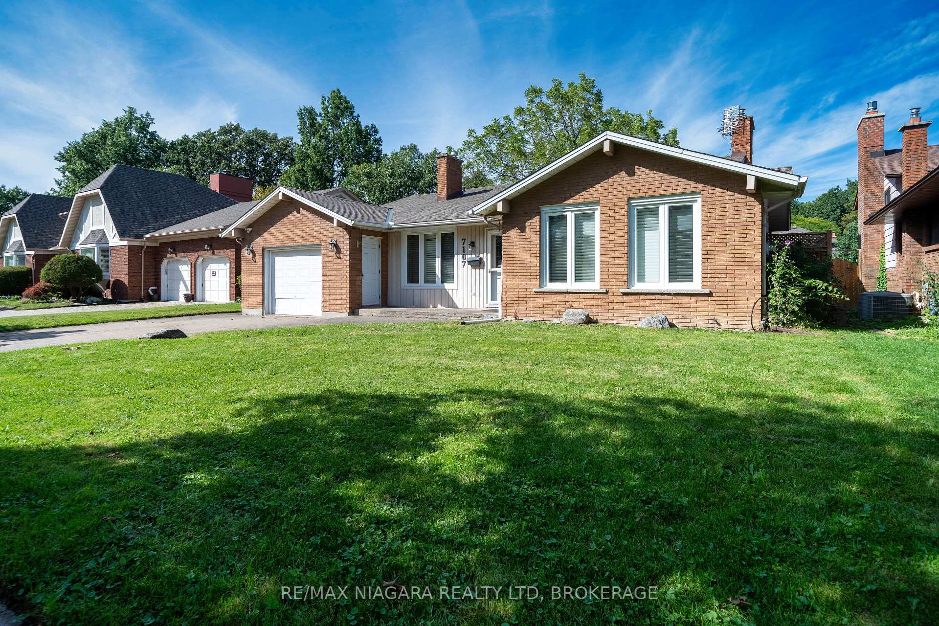 Photo 2 of 7107 Woodgate Street, Niagara Falls, Casey — HOMEH