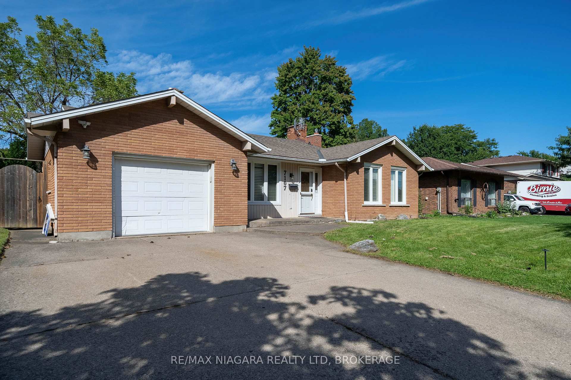 Photo 3 of 7107 Woodgate Street, Niagara Falls, Casey — HOMEH