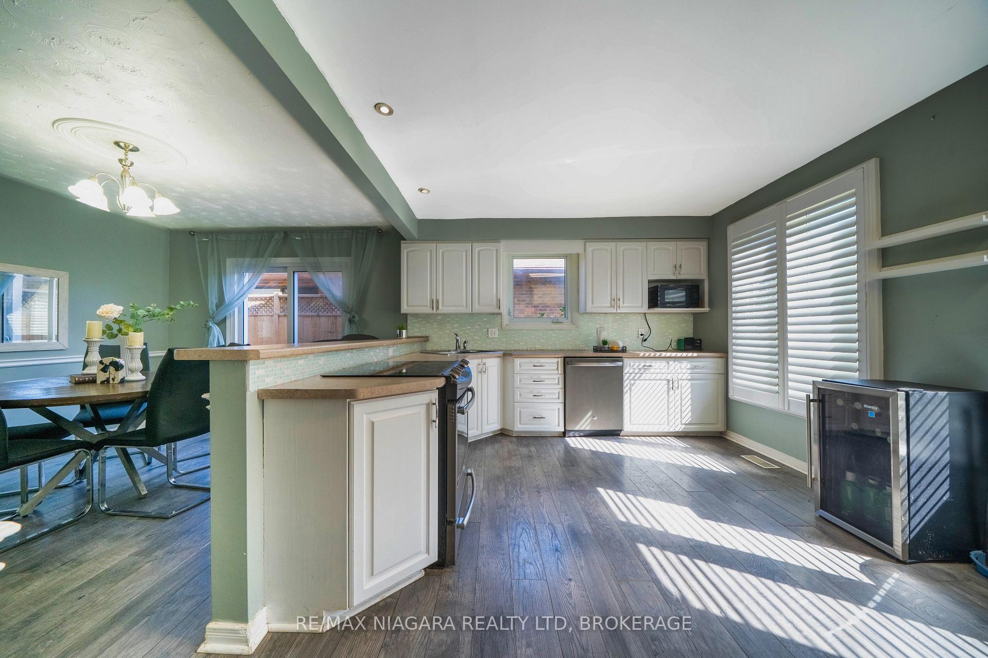 Photo 5 of 7107 Woodgate Street, Niagara Falls, Casey — HOMEH