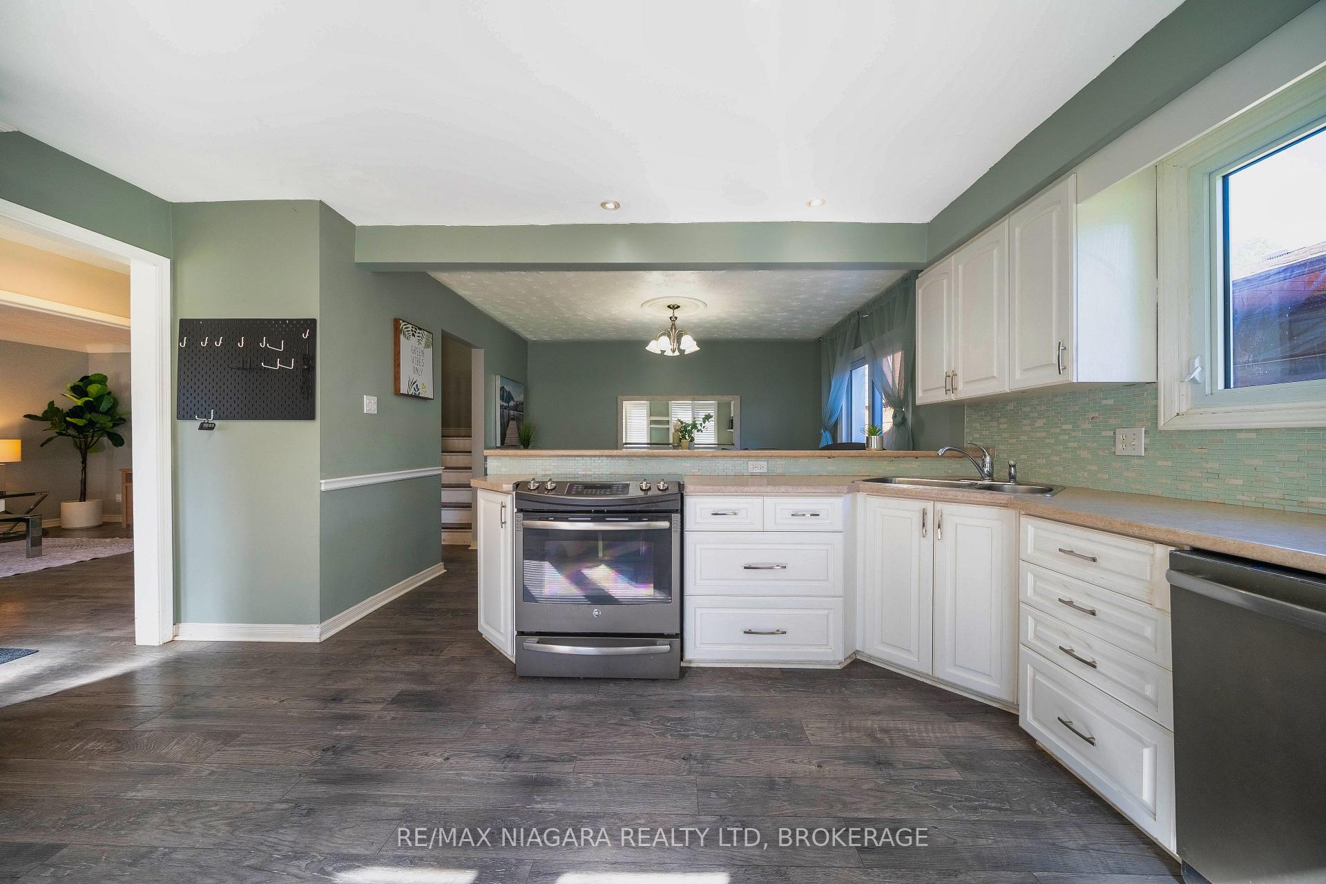 Photo 8 of 7107 Woodgate Street, Niagara Falls, Casey — HOMEH