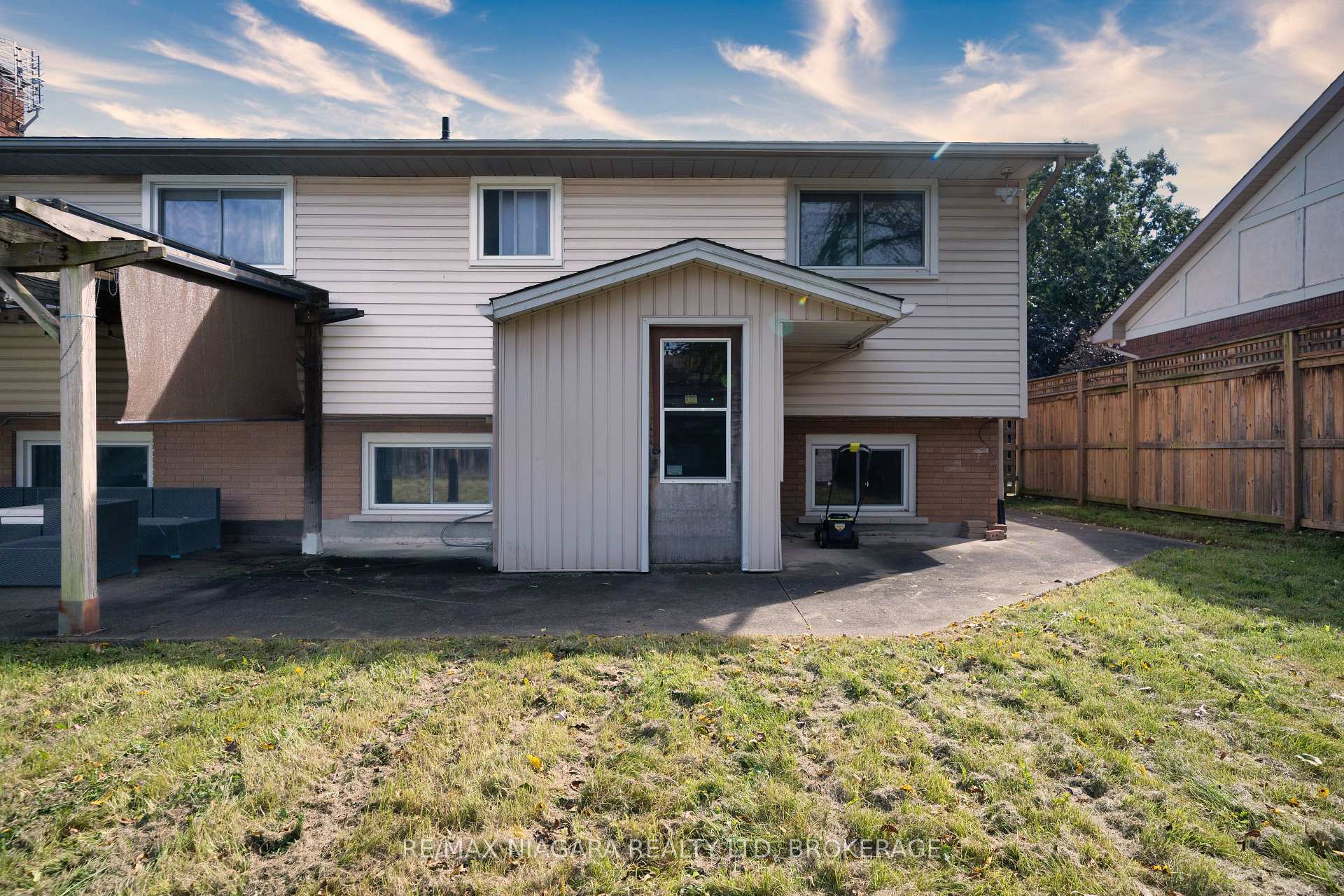 Photo 34 of 7107 Woodgate Street, Niagara Falls, Casey — HOMEH