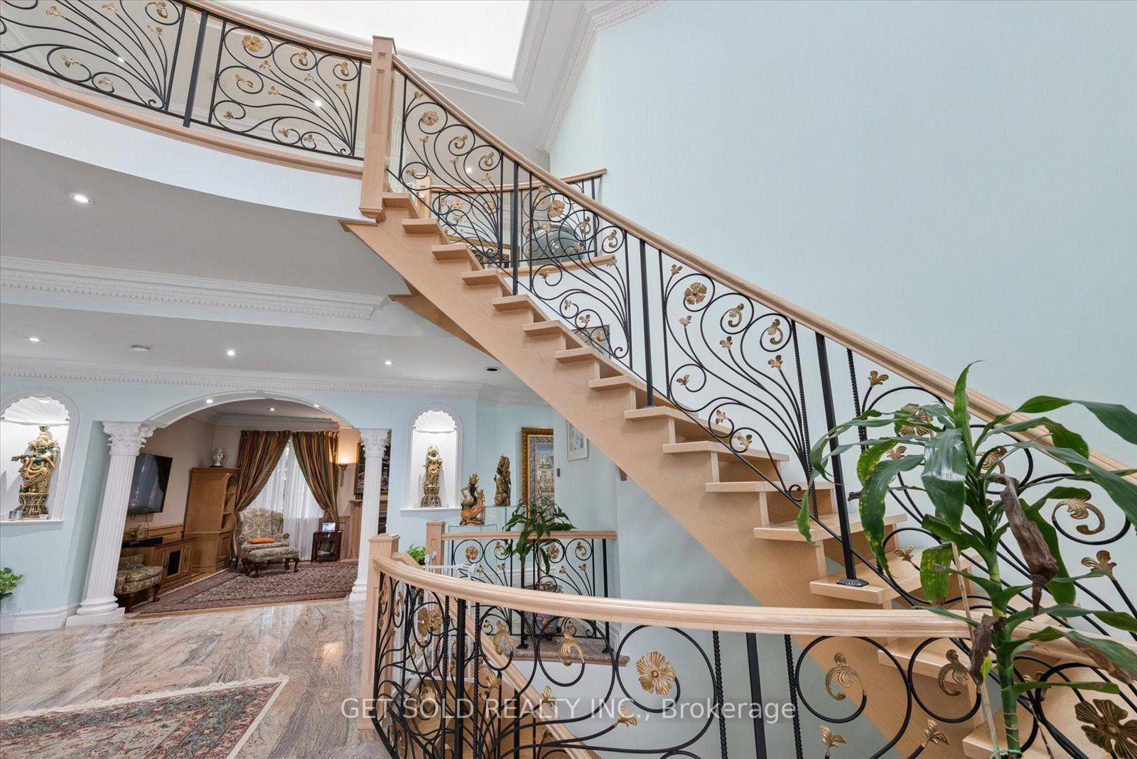 Photo 8 of 46 Wimpole Drive, North York, St. Andrew-Windfields — HOMEH
