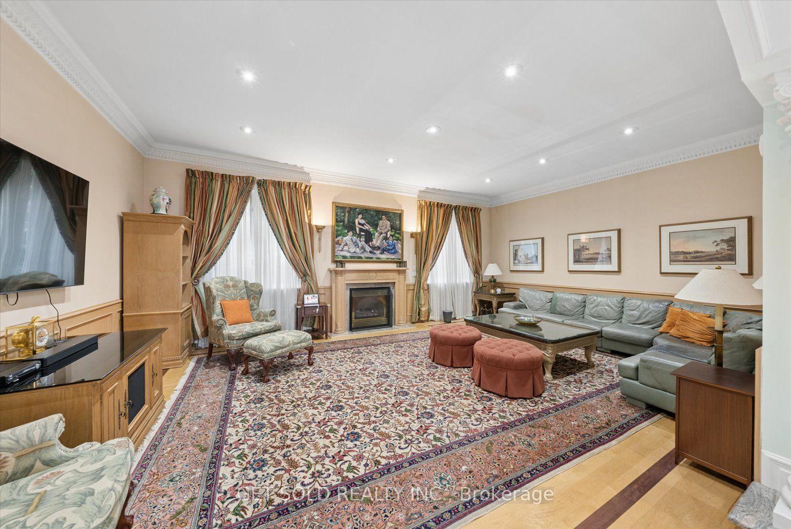 Photo 10 of 46 Wimpole Drive, North York, St. Andrew-Windfields — HOMEH