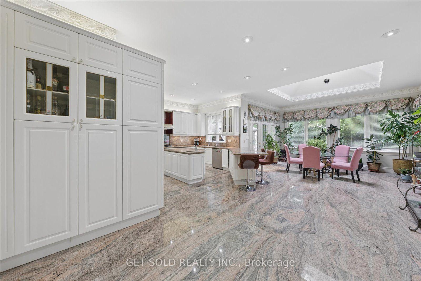 Photo 13 of 46 Wimpole Drive, North York, St. Andrew-Windfields — HOMEH