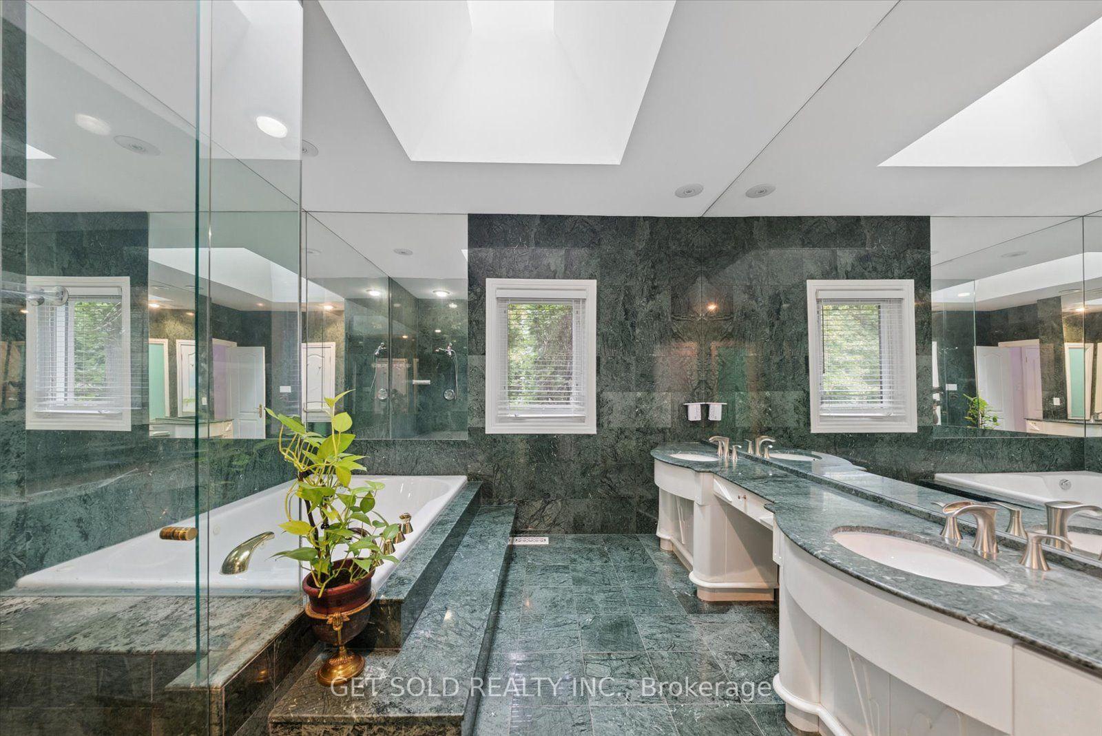Photo 20 of 46 Wimpole Drive, North York, St. Andrew-Windfields — HOMEH