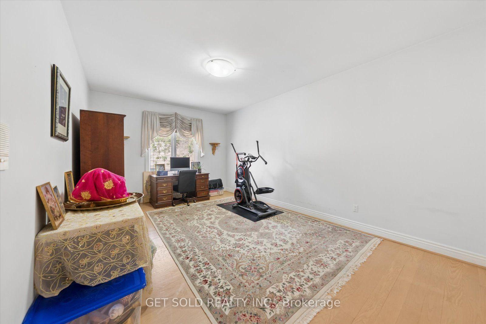 Photo 25 of 46 Wimpole Drive, North York, St. Andrew-Windfields — HOMEH