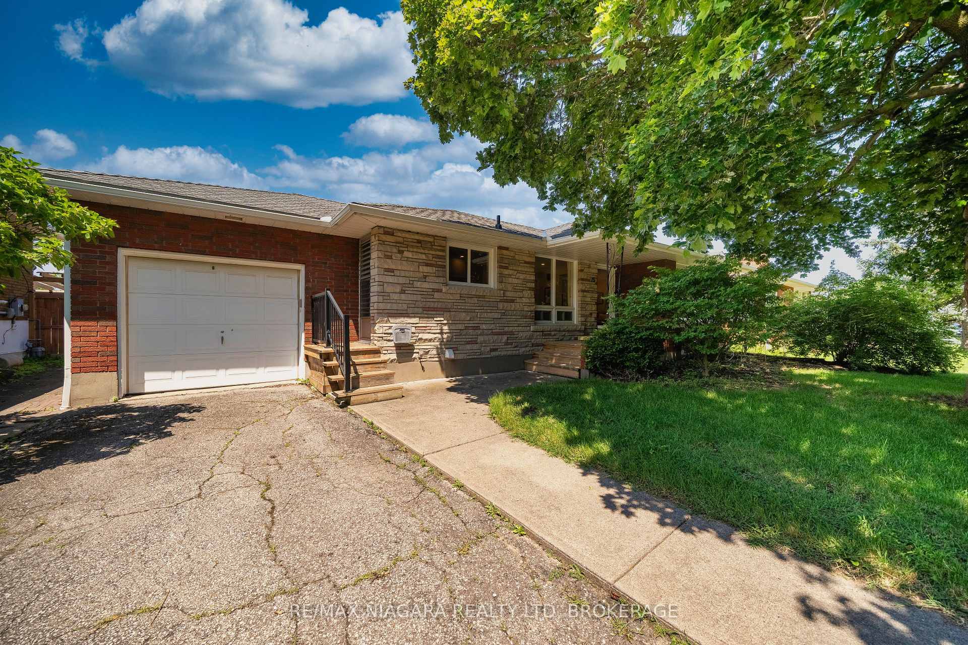 Photo 2 of 15 Springbank Drive, St. Catharines, Ridley — HOMEH