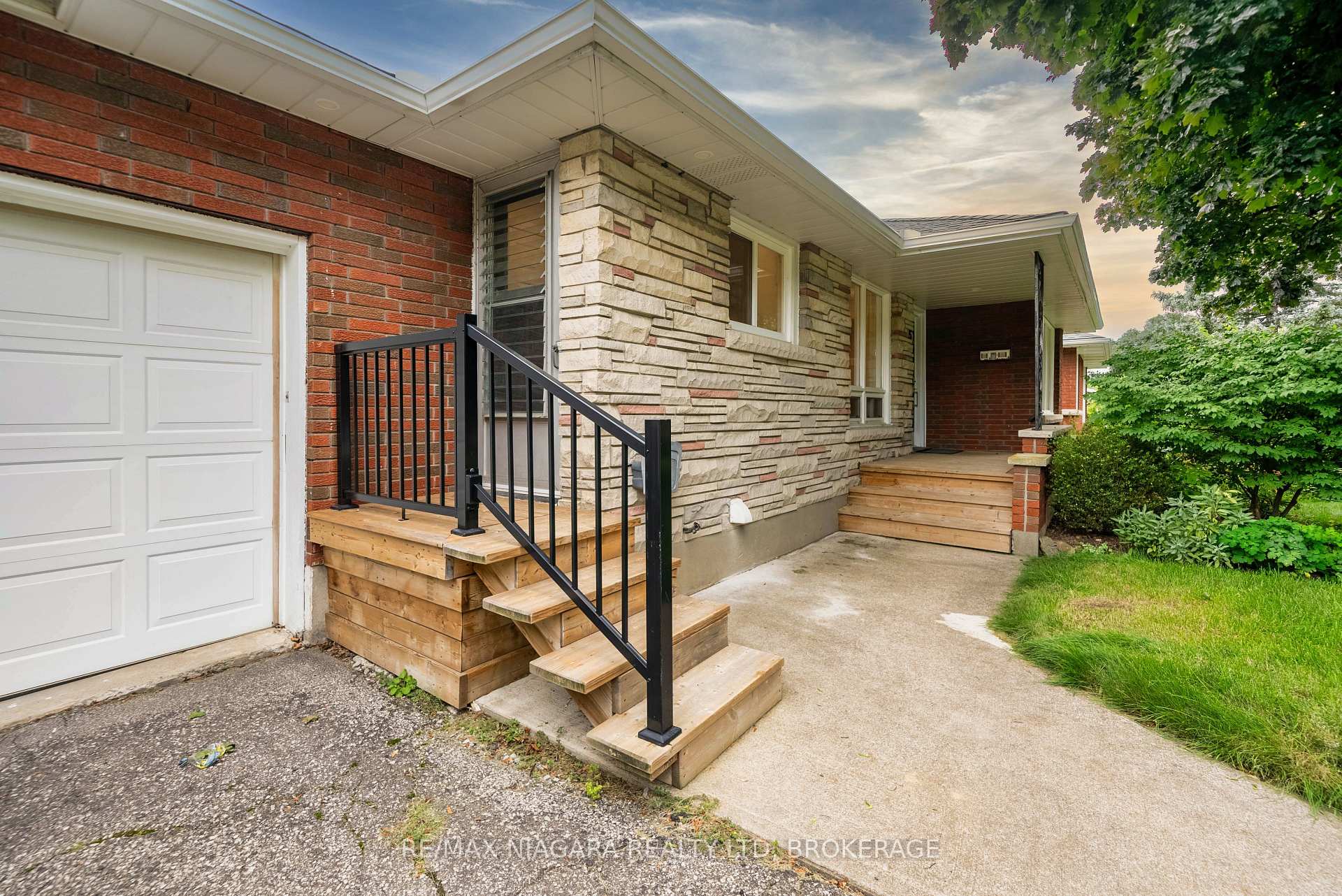 Photo 3 of 15 Springbank Drive, St. Catharines, Ridley — HOMEH