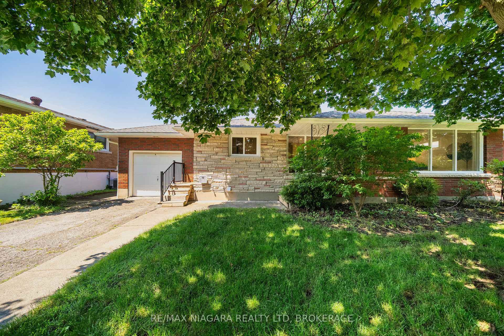 Photo 4 of 15 Springbank Drive, St. Catharines, Ridley — HOMEH