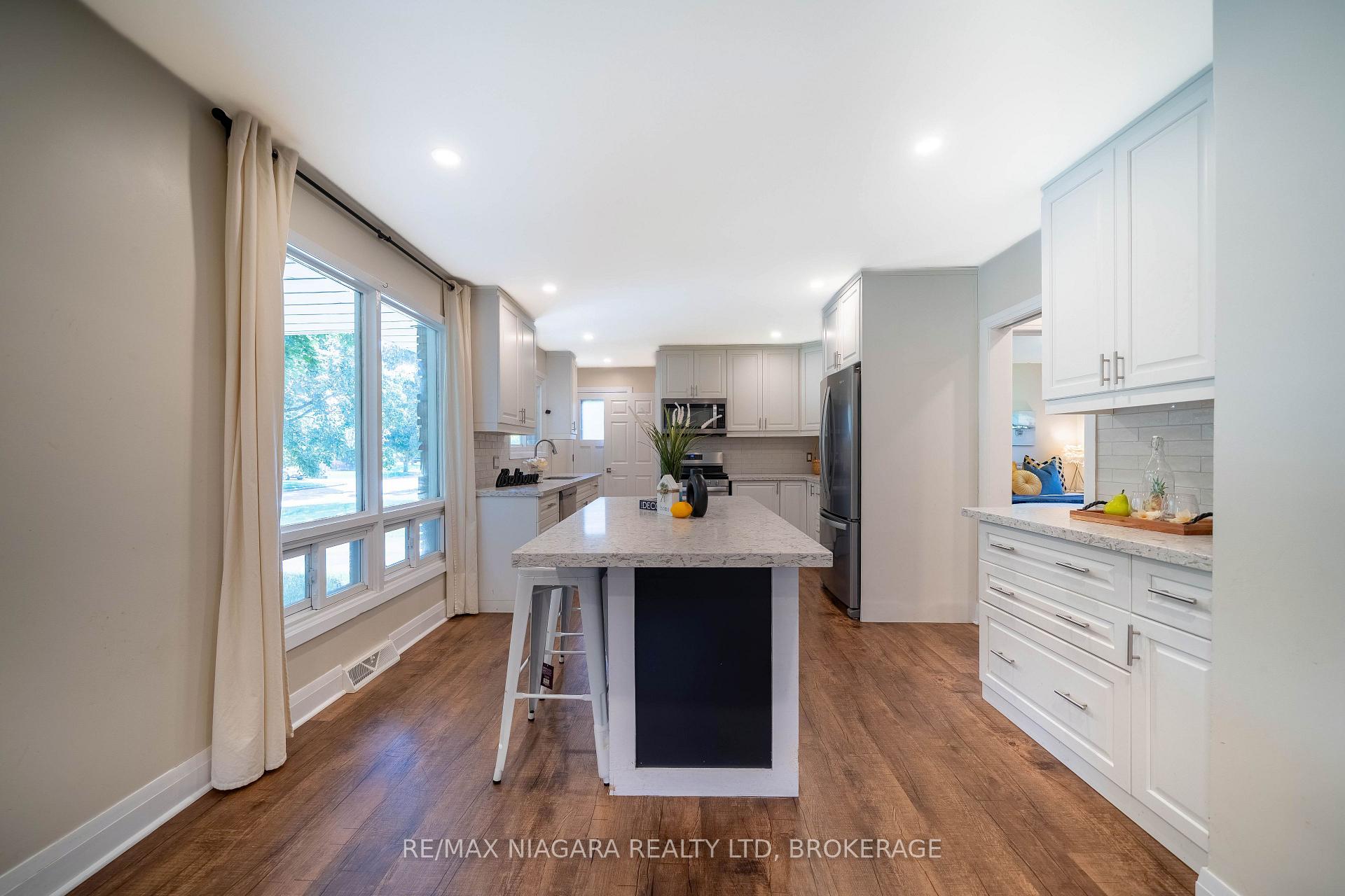 Photo 6 of 15 Springbank Drive, St. Catharines, Ridley — HOMEH