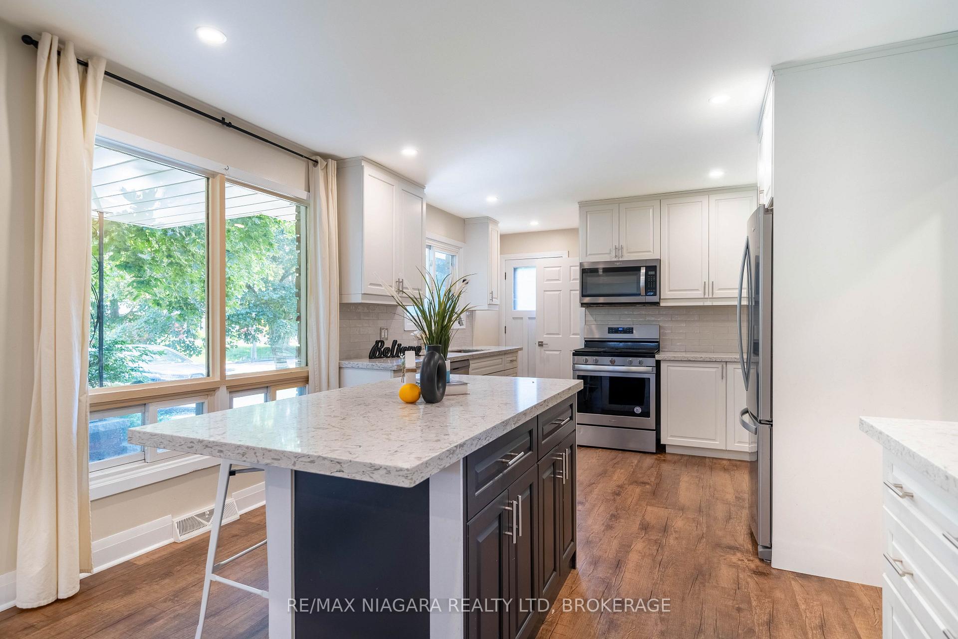 Photo 7 of 15 Springbank Drive, St. Catharines, Ridley — HOMEH