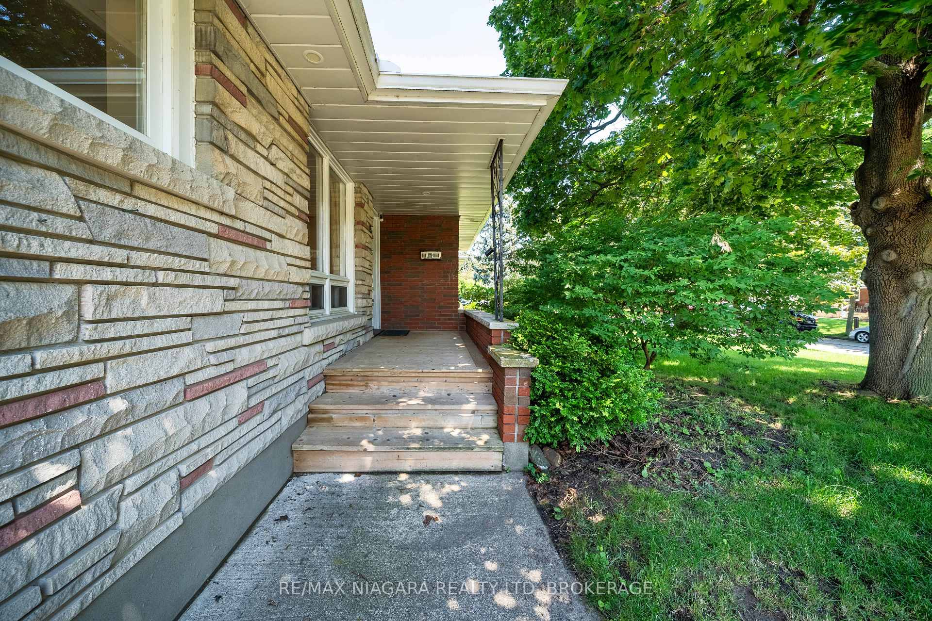Photo 42 of 15 Springbank Drive, St. Catharines, Ridley — HOMEH