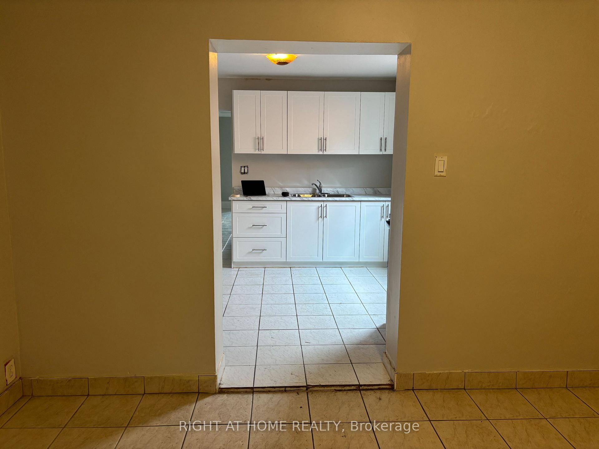 Photo 3 of Unit Upper B, 507 Oakwood Avenue, Toronto, Oakwood Village — HOMEH
