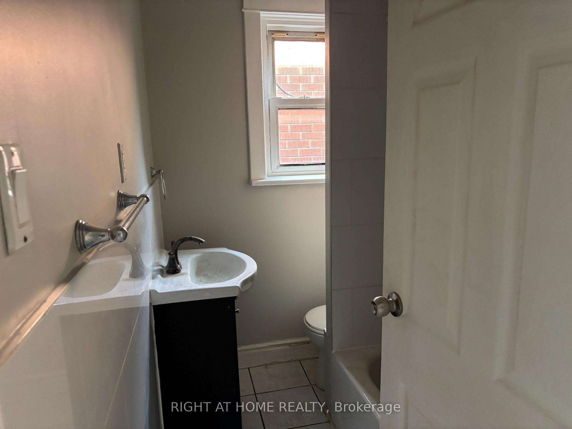 Photo 10 of Unit Upper B, 507 Oakwood Avenue, Toronto, Oakwood Village — HOMEH