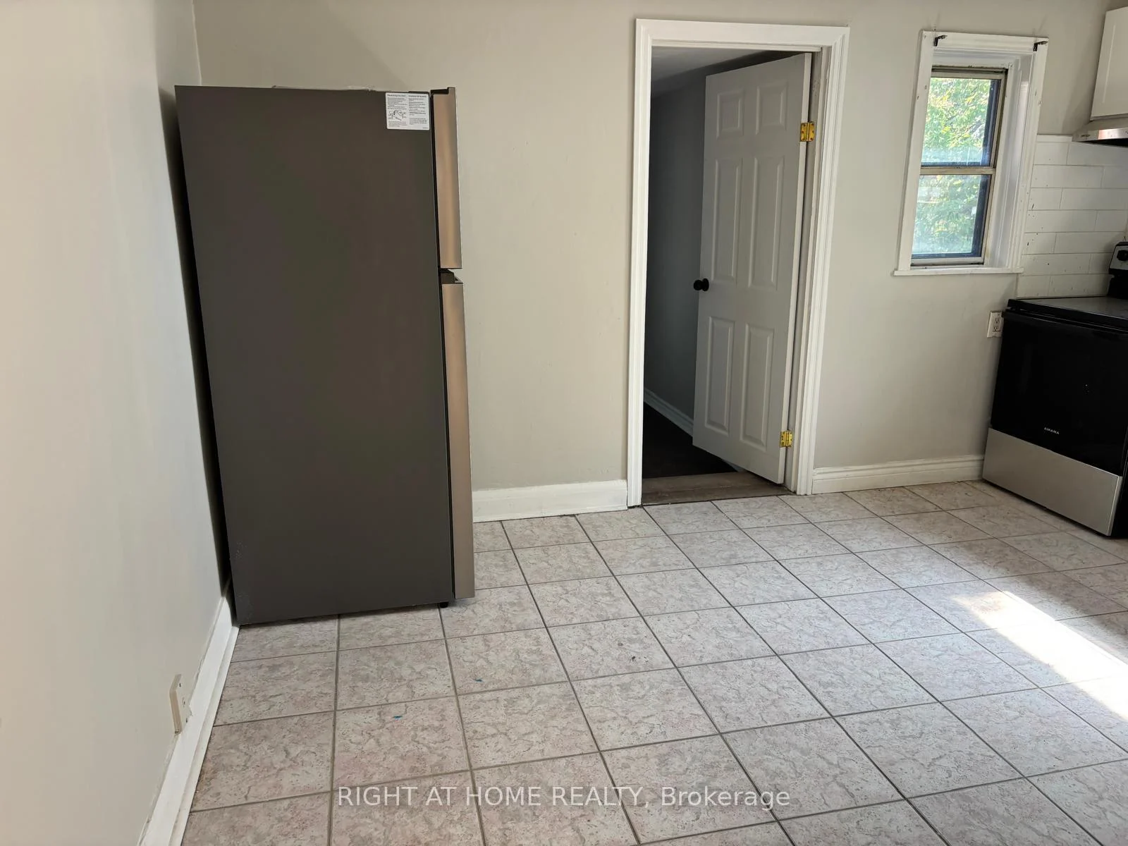 Photo 4 of Unit Main Unit 4, 503 Oakwood Avenue, Toronto, Oakwood Village — HOMEH