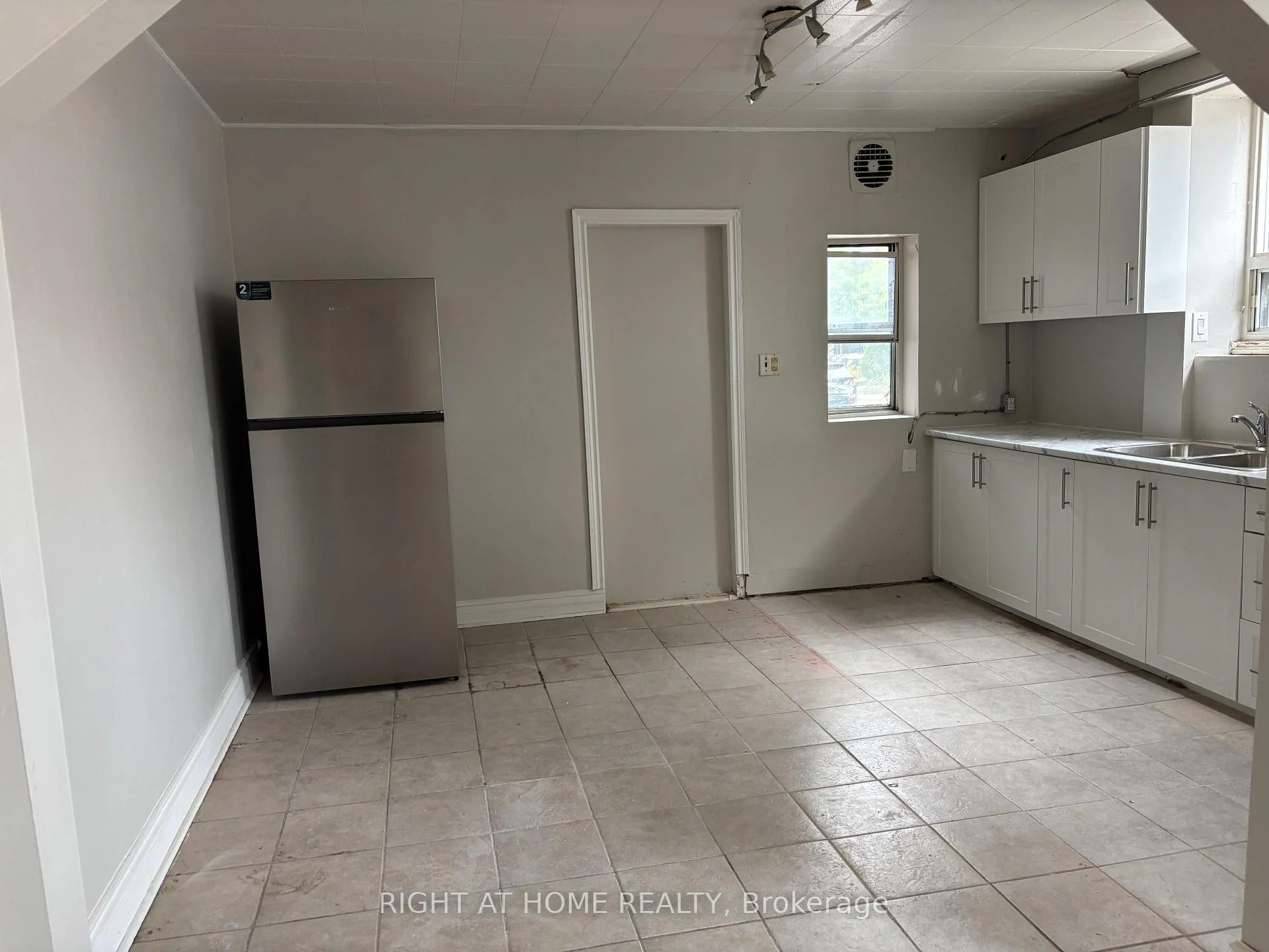 Photo 15 of Unit Main Unit 4, 503 Oakwood Avenue, Toronto, Oakwood Village — HOMEH