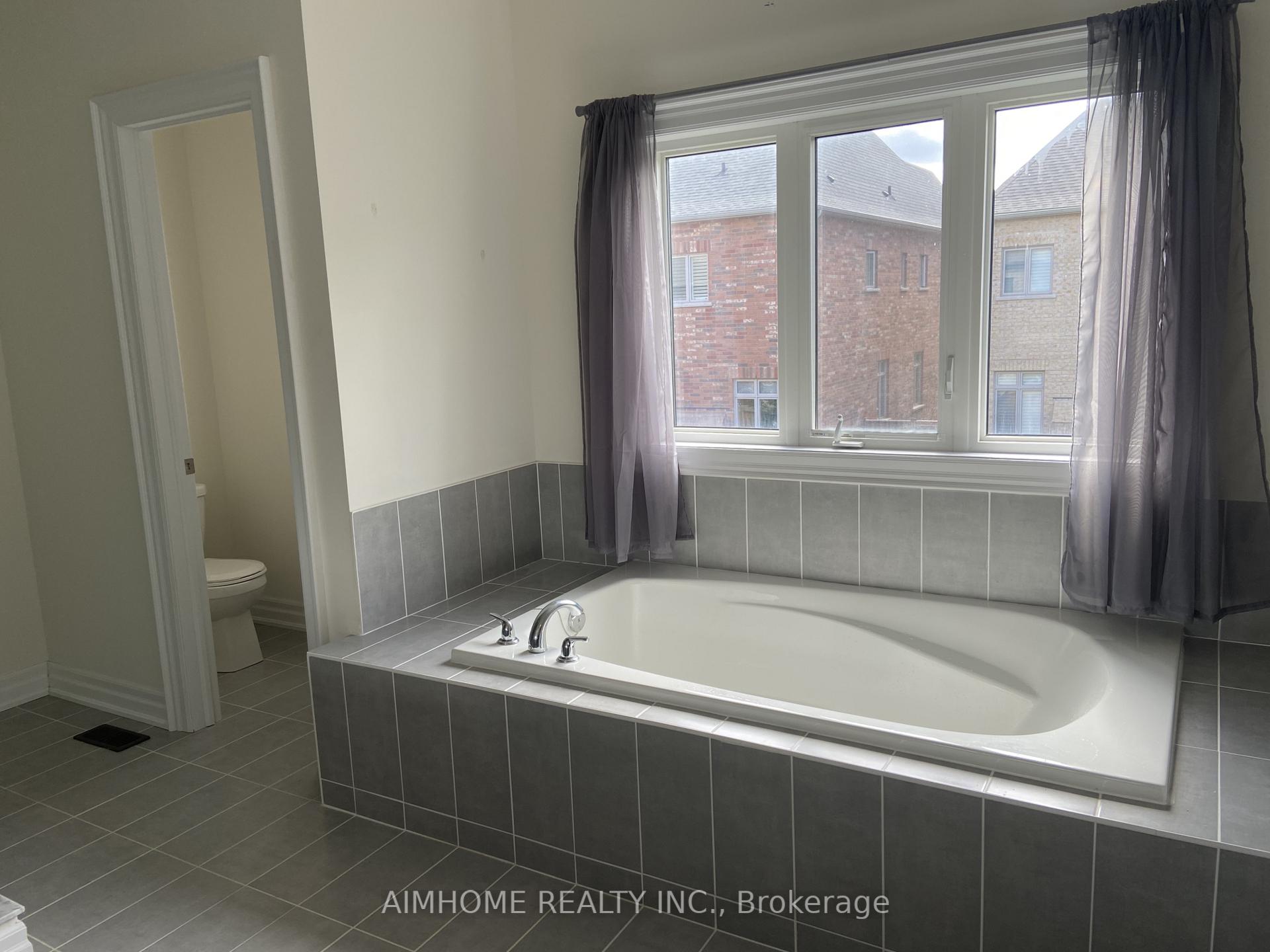 Photo 9 of 119 Hackwood Crescent, Aurora, Aurora Grove — HOMEH