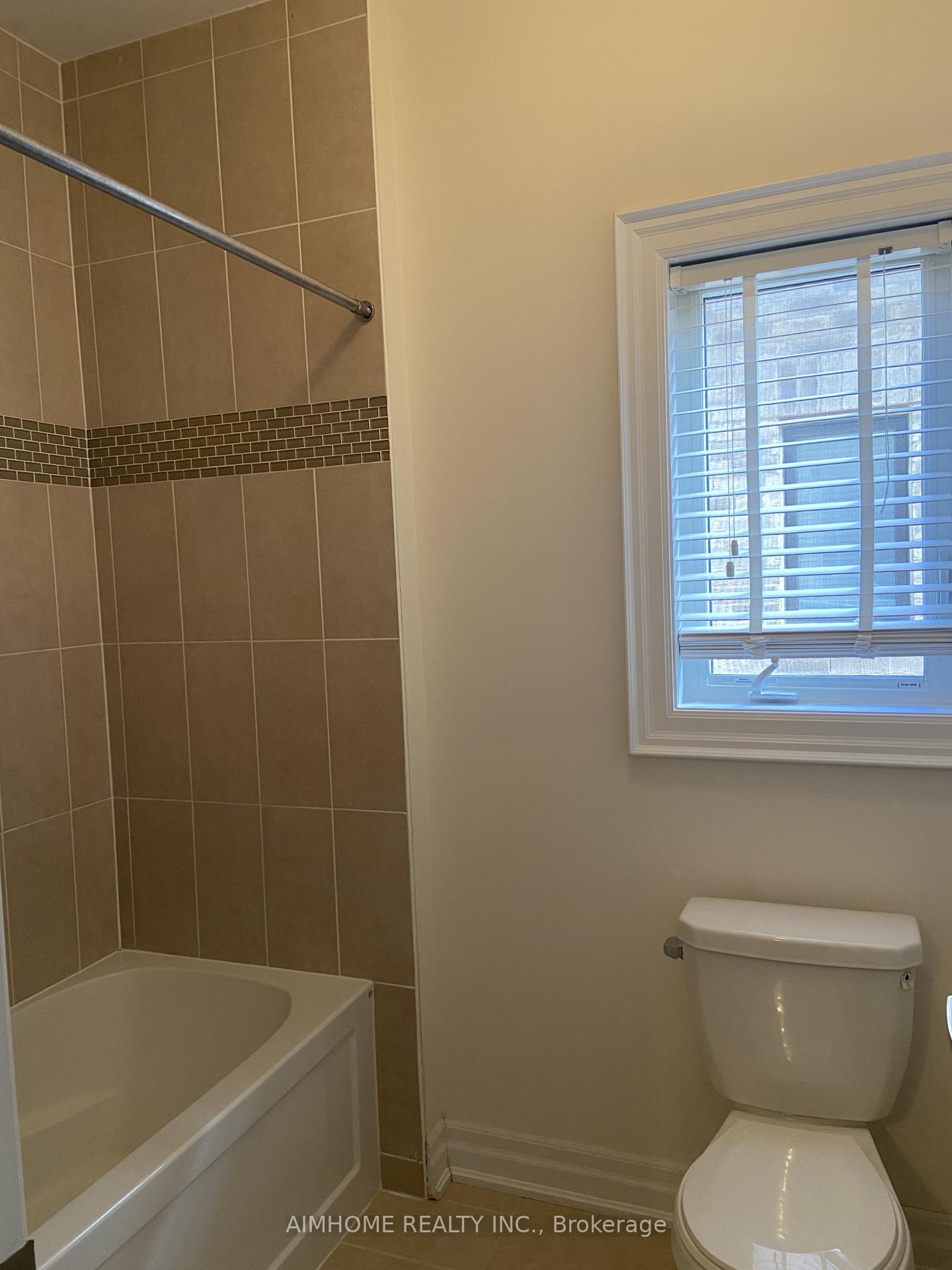 Photo 12 of 119 Hackwood Crescent, Aurora, Aurora Grove — HOMEH