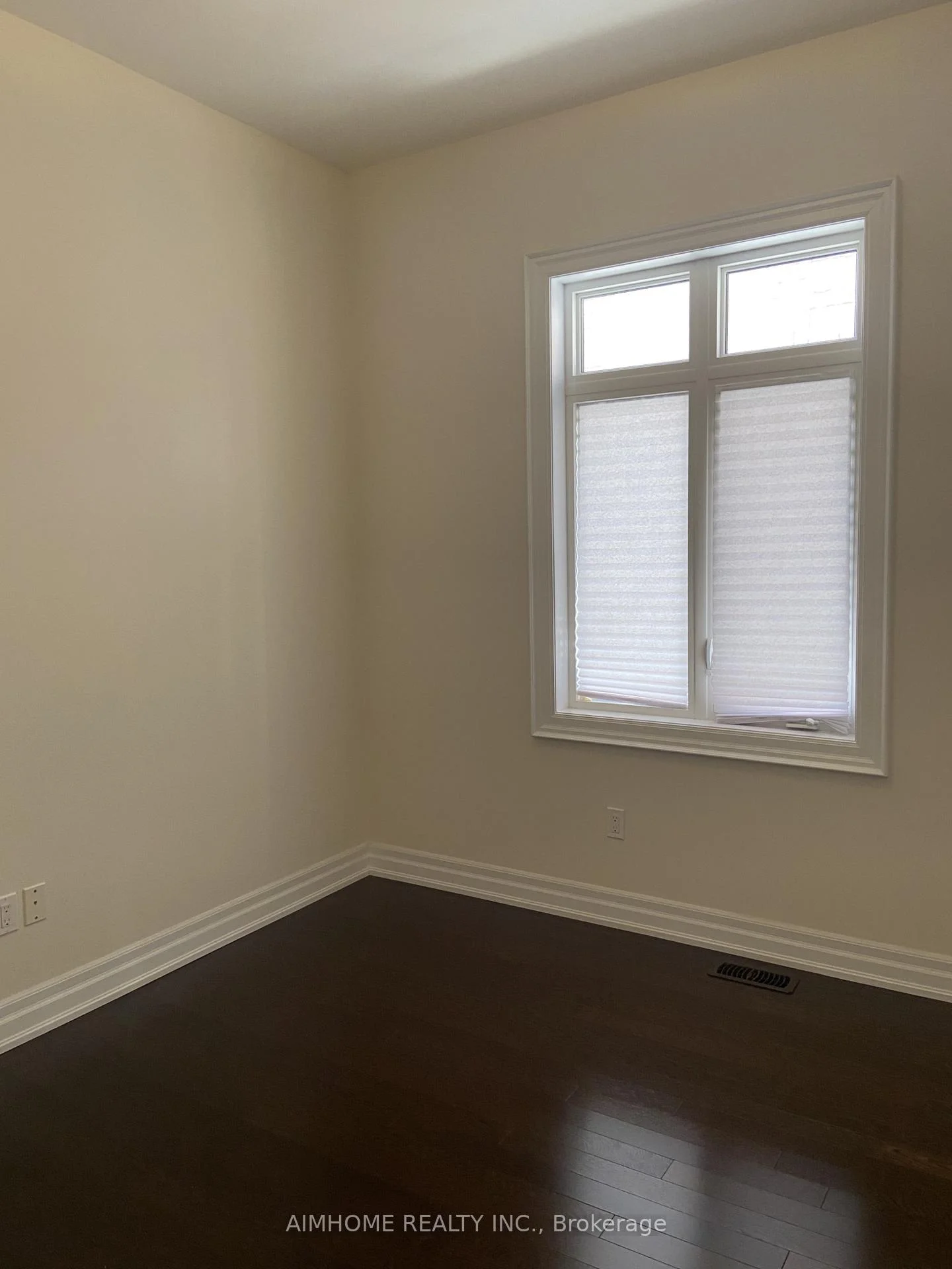 Photo 4 of 119 Hackwood Crescent, Aurora, Aurora Grove — HOMEH