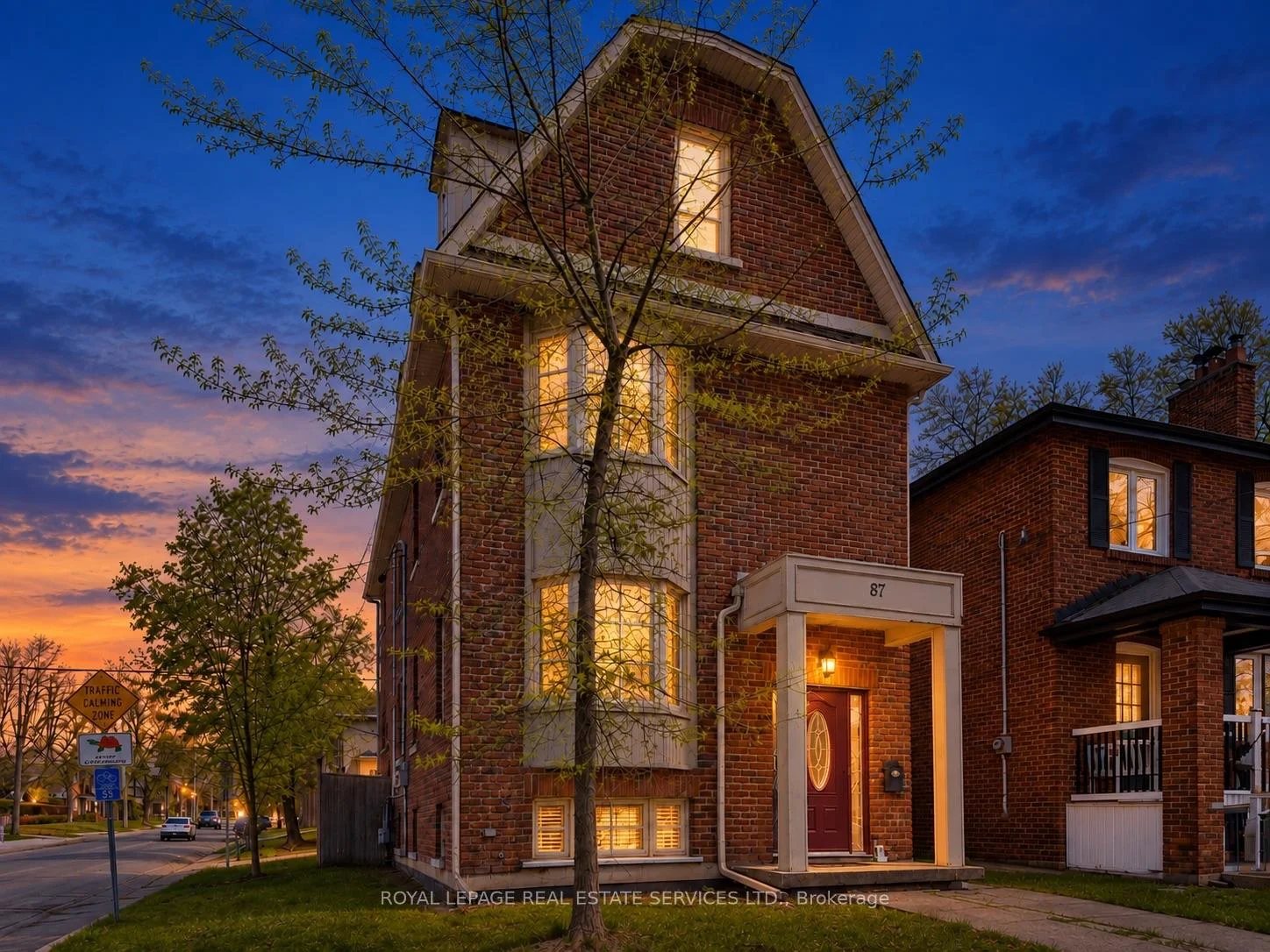 Front of Unit lower, 87 Lawrence Avenue W