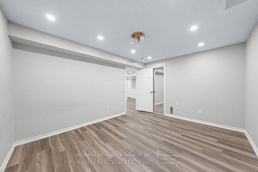 Photo 13 of Unit Basement, 162 Walton Drive, Aurora, Aurora Village — HOMEH