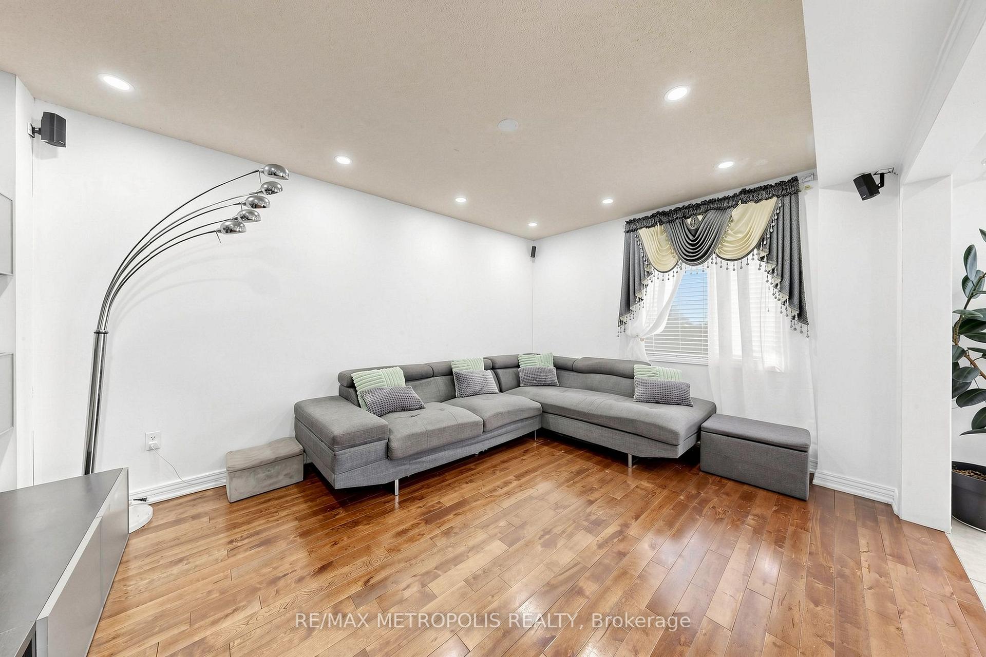 Photo 5 of 7 Oceanpearl Crescent, Whitby, Blue Grass Meadows — HOMEH