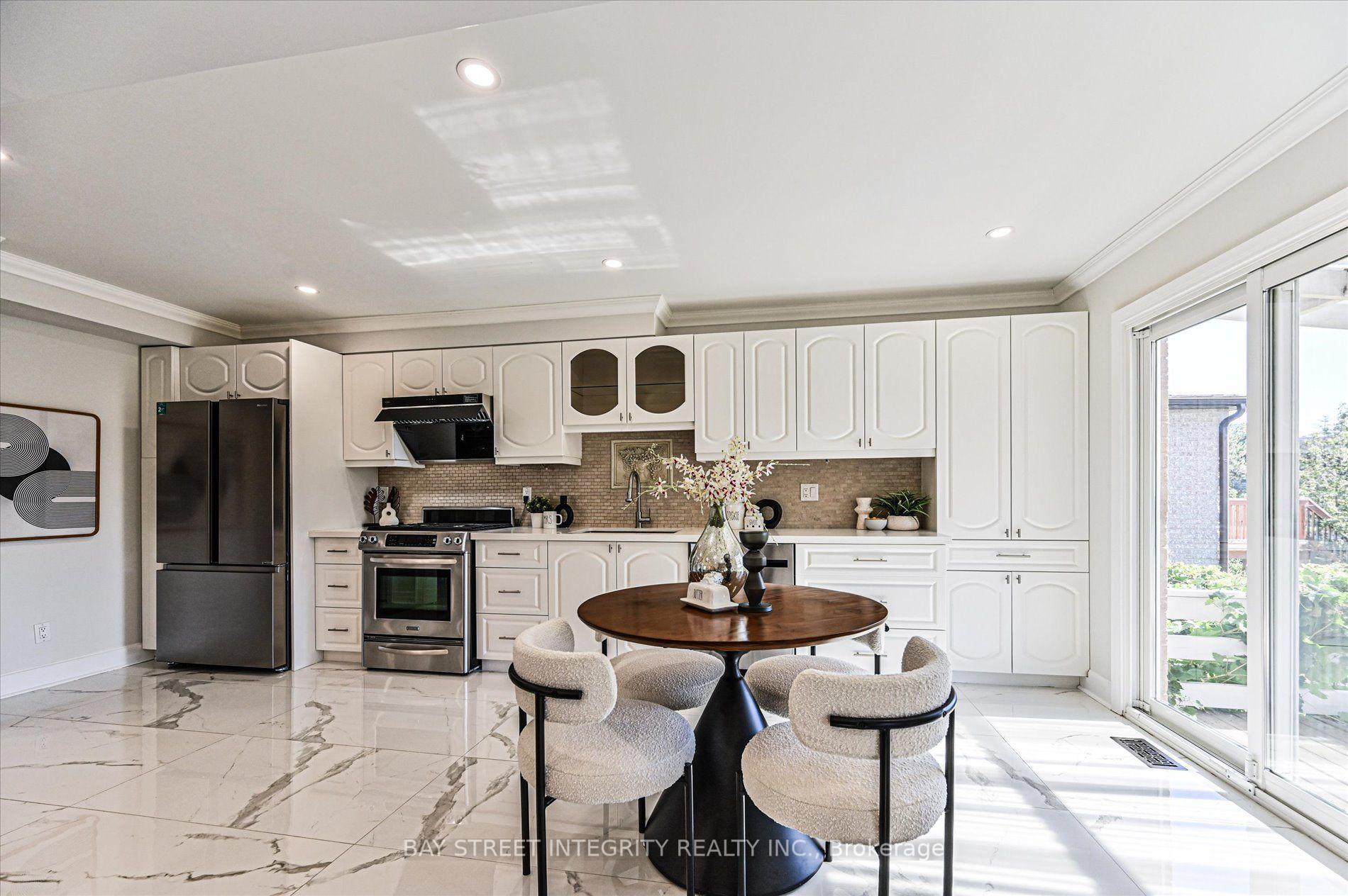 Photo 11 of 27 Samantha Circle, Richmond Hill, Doncrest — HOMEH