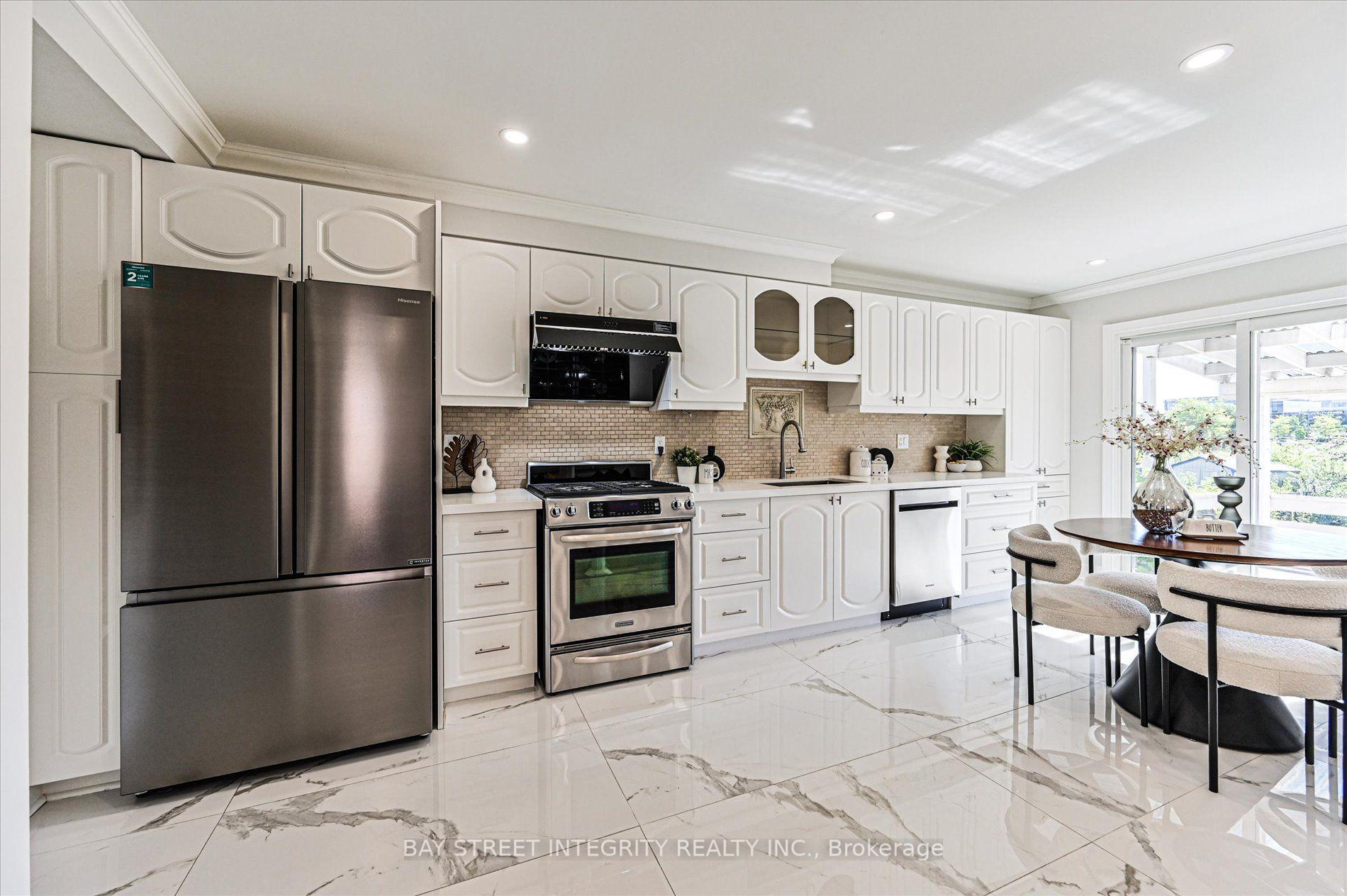 Photo 13 of 27 Samantha Circle, Richmond Hill, Doncrest — HOMEH