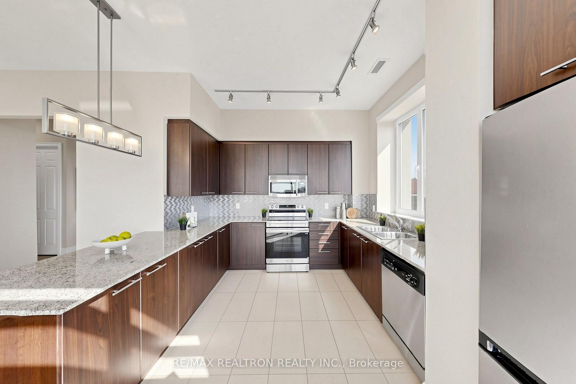 Photo 16 of Unit UPH3, 39 Galleria Parkway, Markham, Commerce Valley — HOMEH