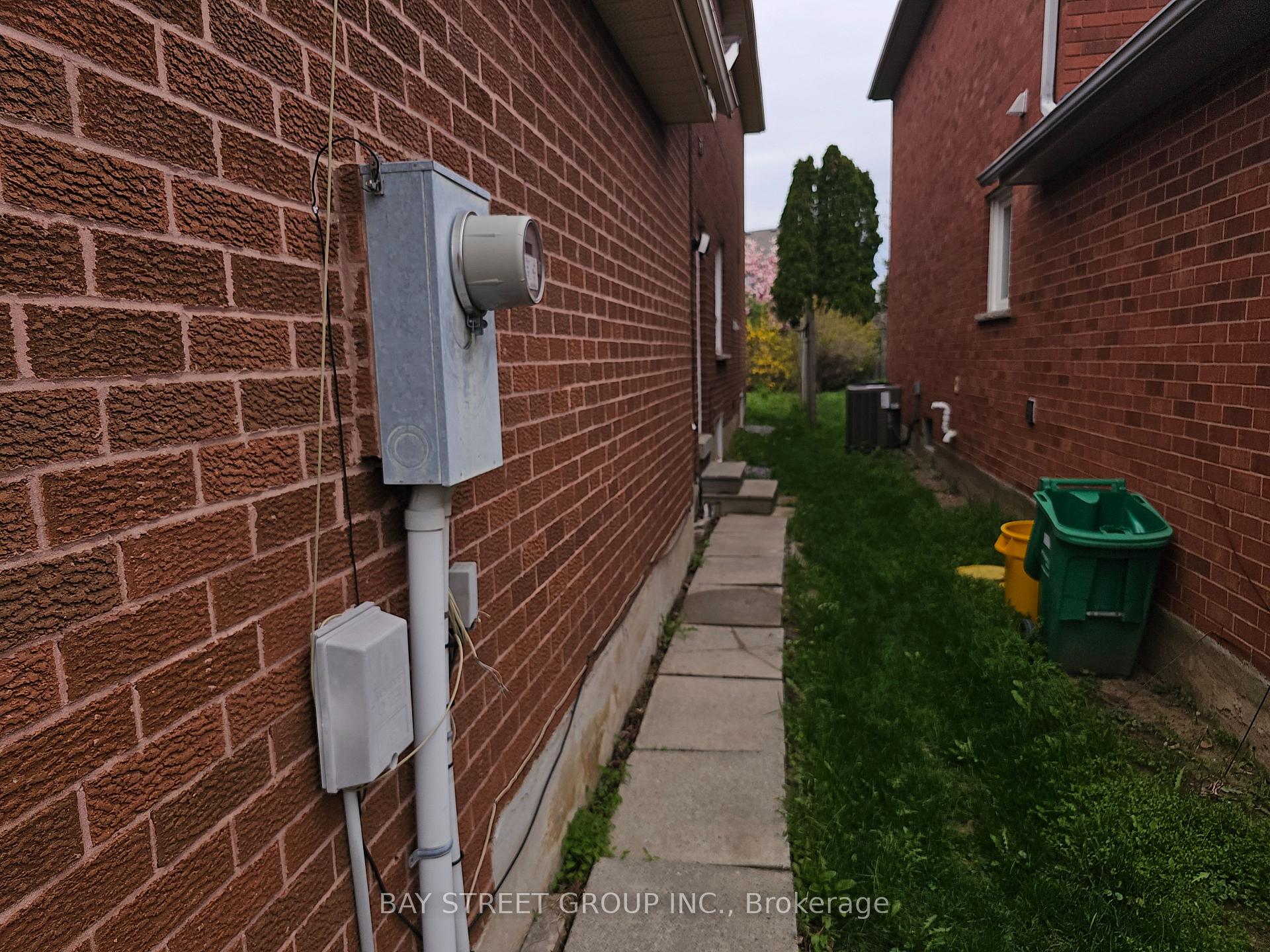 Photo 2 of Unit basement #1, 3177 Colonial Drive, Mississauga, Erin Mills — HOMEH