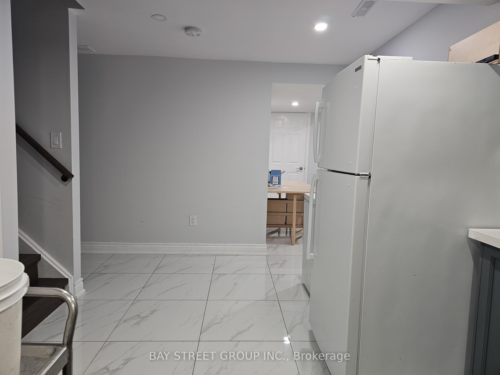 Photo 5 of Unit basement #1, 3177 Colonial Drive, Mississauga, Erin Mills — HOMEH