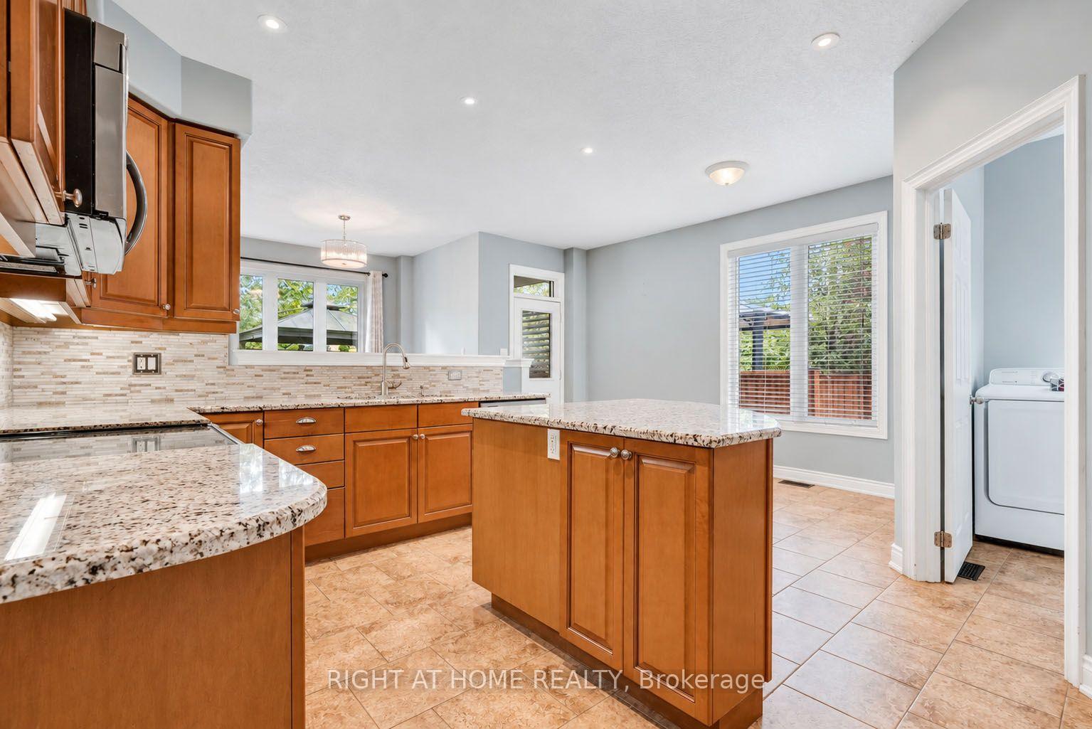 Photo 18 of 35 Auburn Court, Barrie, Ardagh — HOMEH