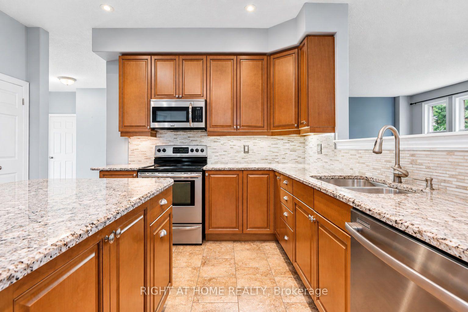 Photo 19 of 35 Auburn Court, Barrie, Ardagh — HOMEH