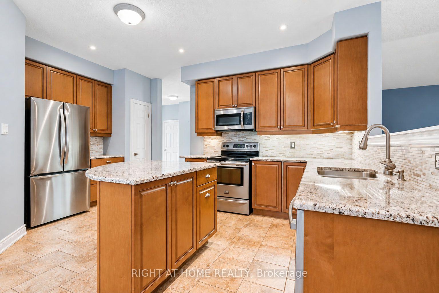 Photo 21 of 35 Auburn Court, Barrie, Ardagh — HOMEH