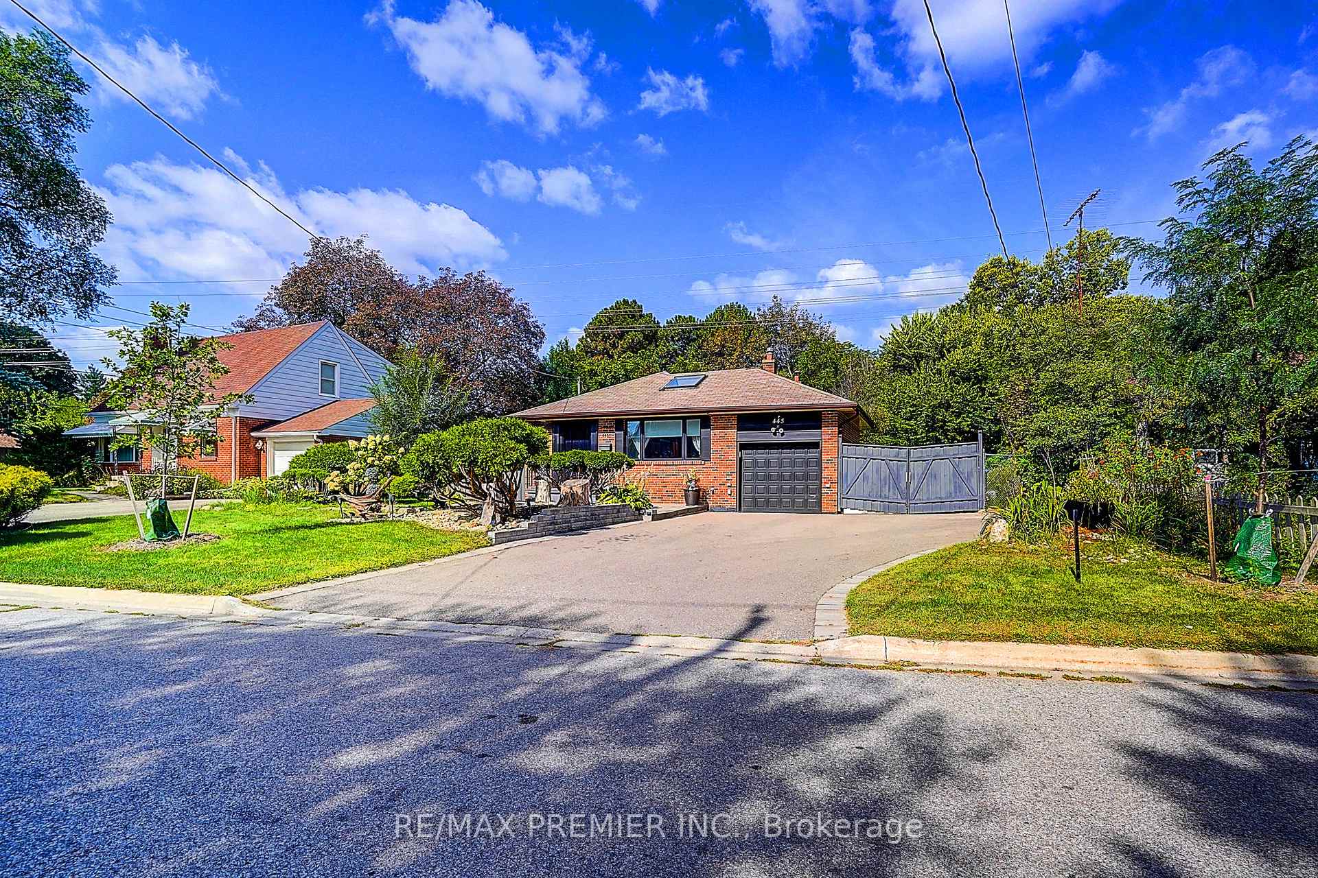 Photo 2 of 445 Selsey Drive, Mississauga, Cooksville — HOMEH
