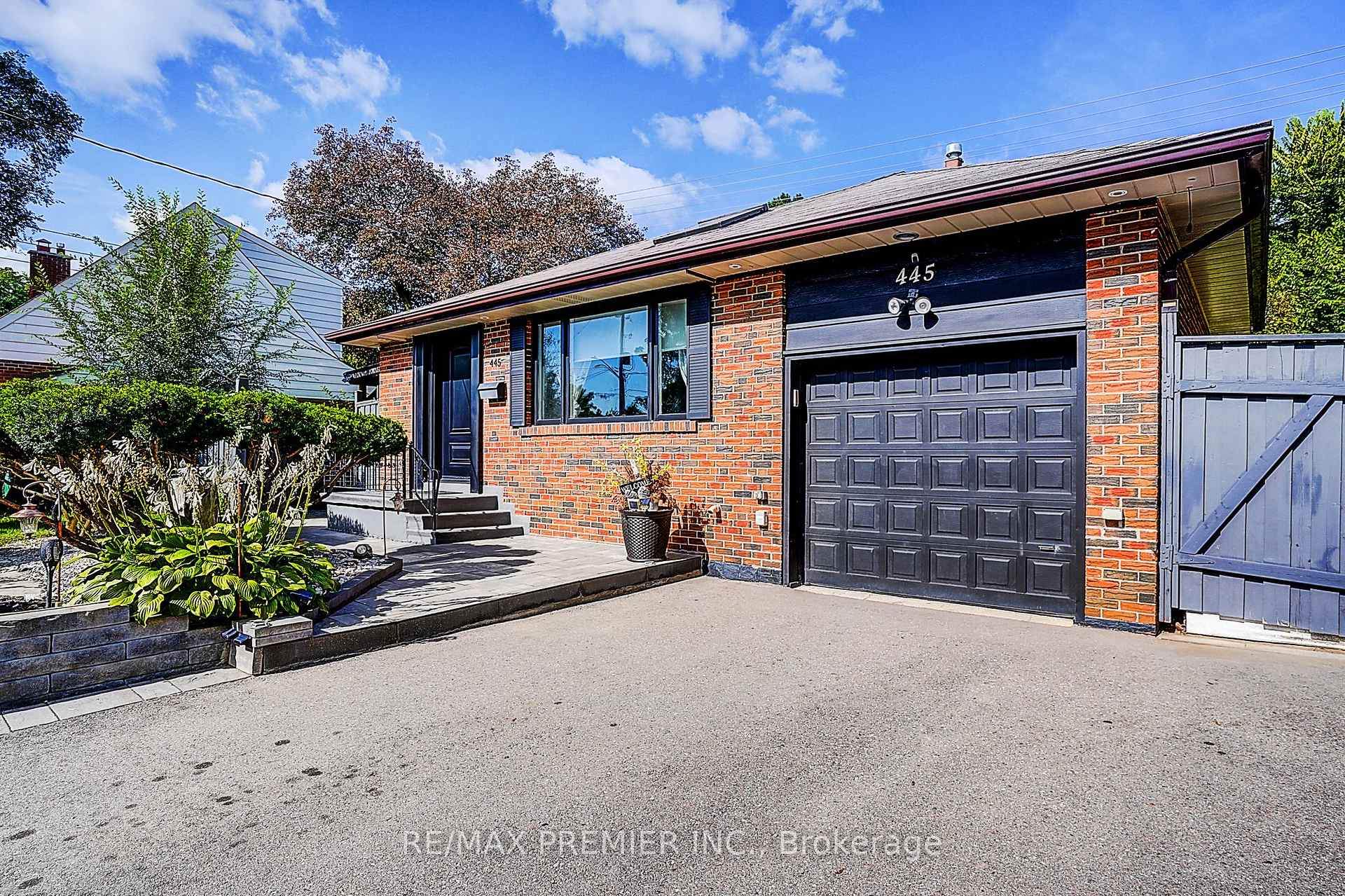 Photo 3 of 445 Selsey Drive, Mississauga, Cooksville — HOMEH