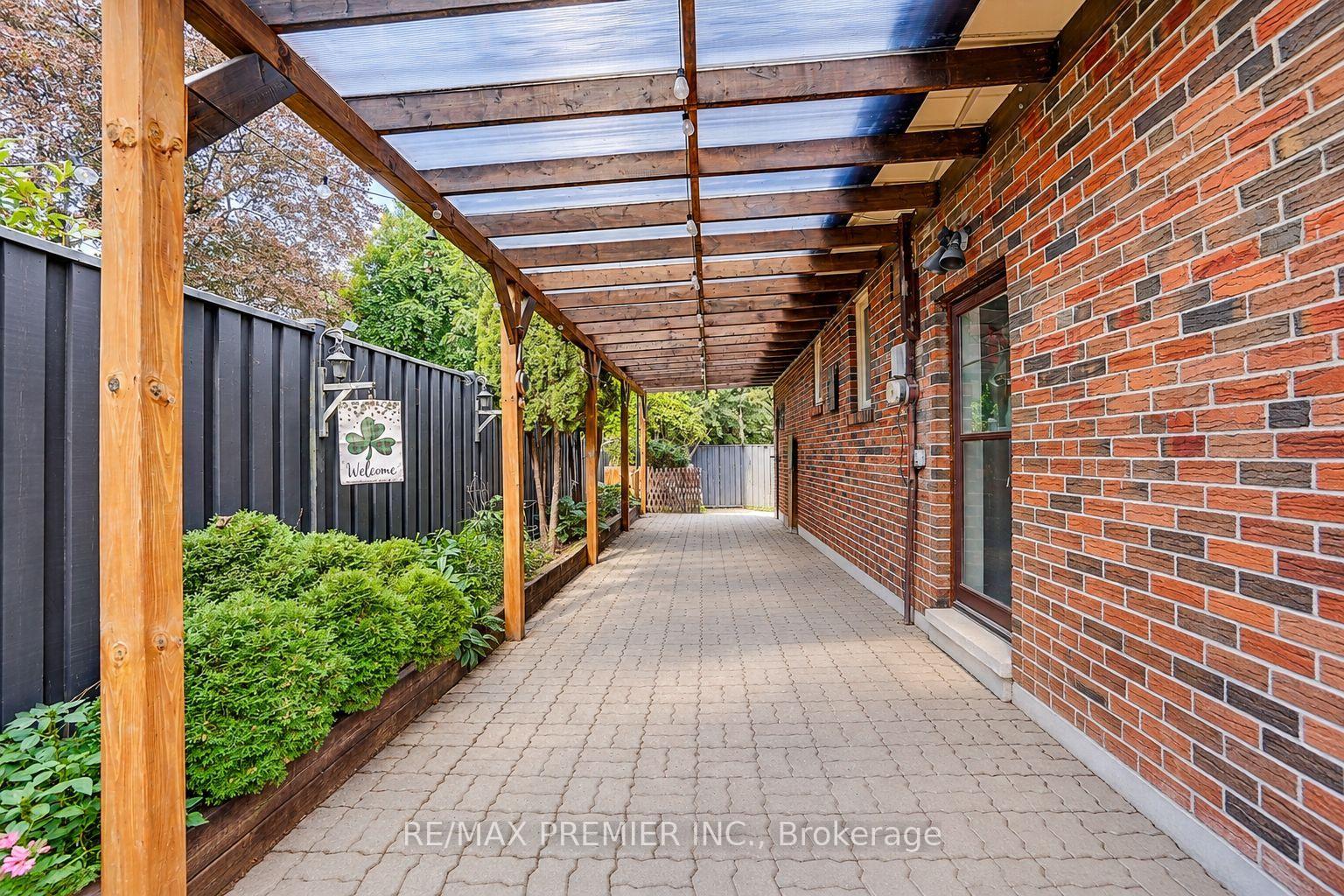 Photo 6 of 445 Selsey Drive, Mississauga, Cooksville — HOMEH