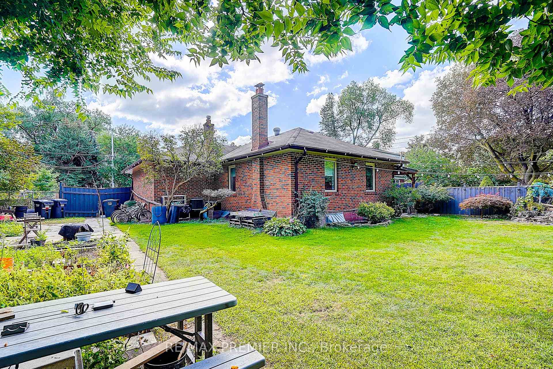 Photo 12 of 445 Selsey Drive, Mississauga, Cooksville — HOMEH