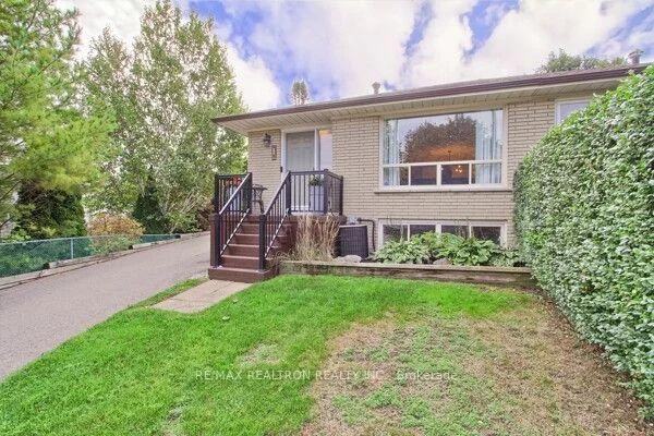 Photo 6 of 1 McDonald Drive, Aurora, Aurora Heights — HOMEH