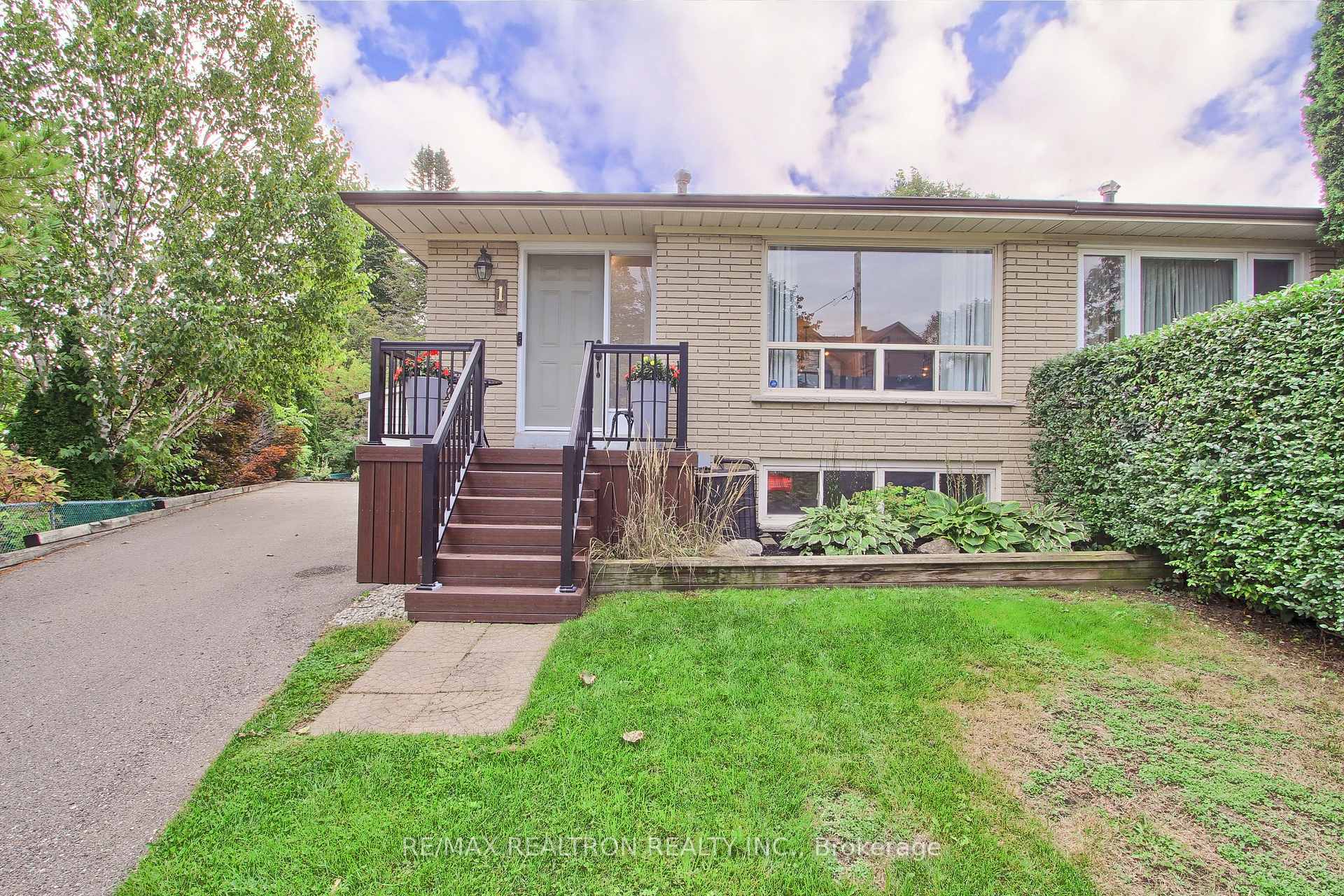 Photo 9 of 1 McDonald Drive, Aurora, Aurora Heights — HOMEH