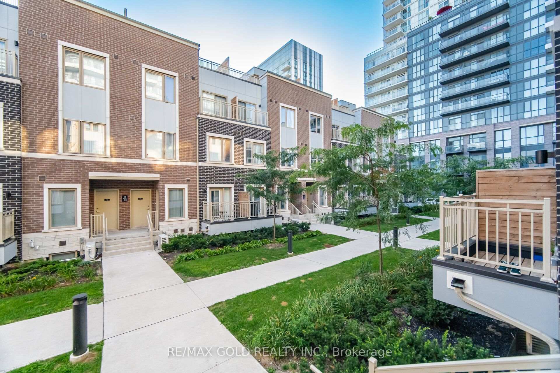 Photo 4 of Unit TH83, 39 Honeycrisp Crescent, Vaughan, Vaughan Corporate Centre — HOMEH
