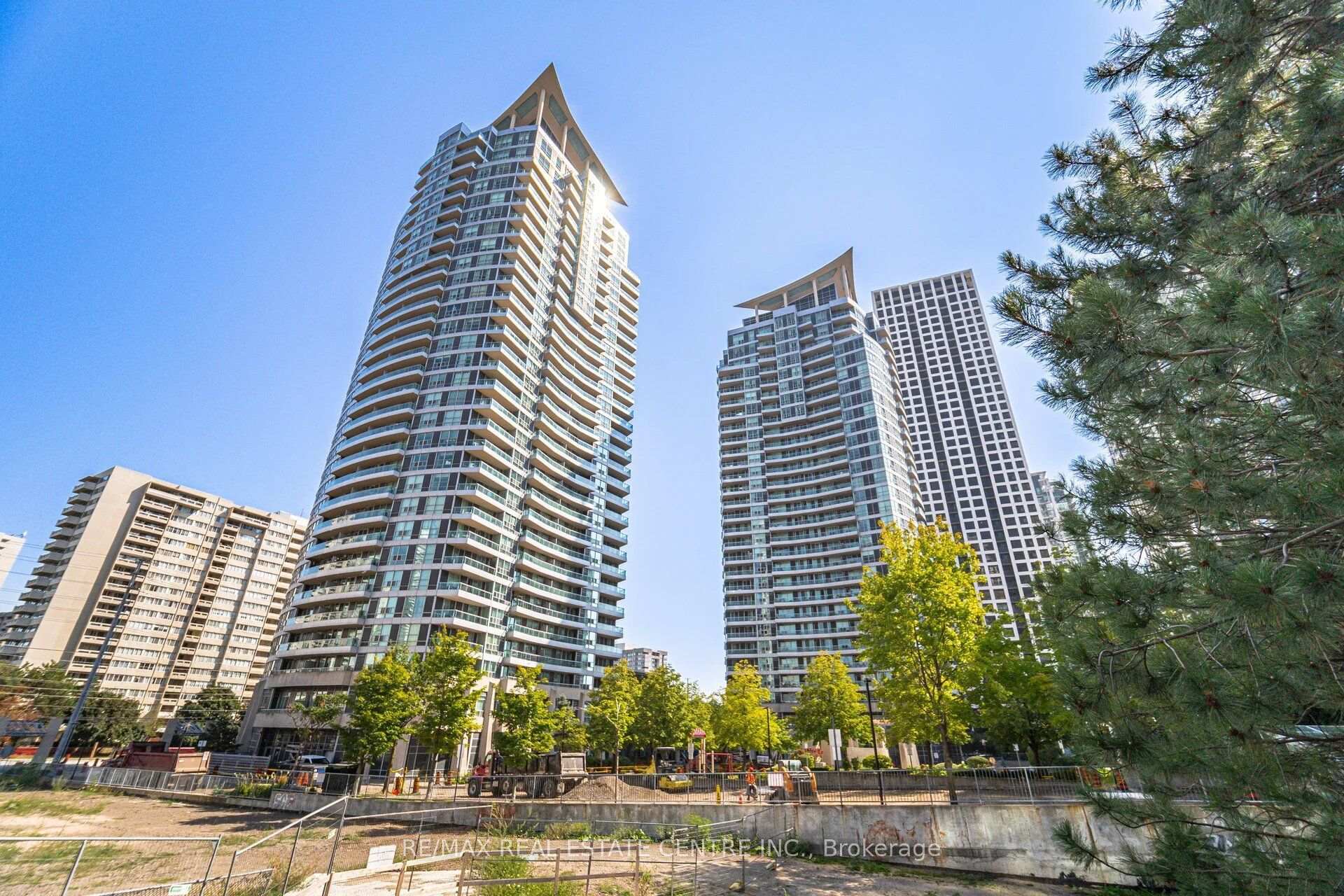 Photo 3 of Unit 1205, 33 Elm Drive, Mississauga, City Centre — HOMEH