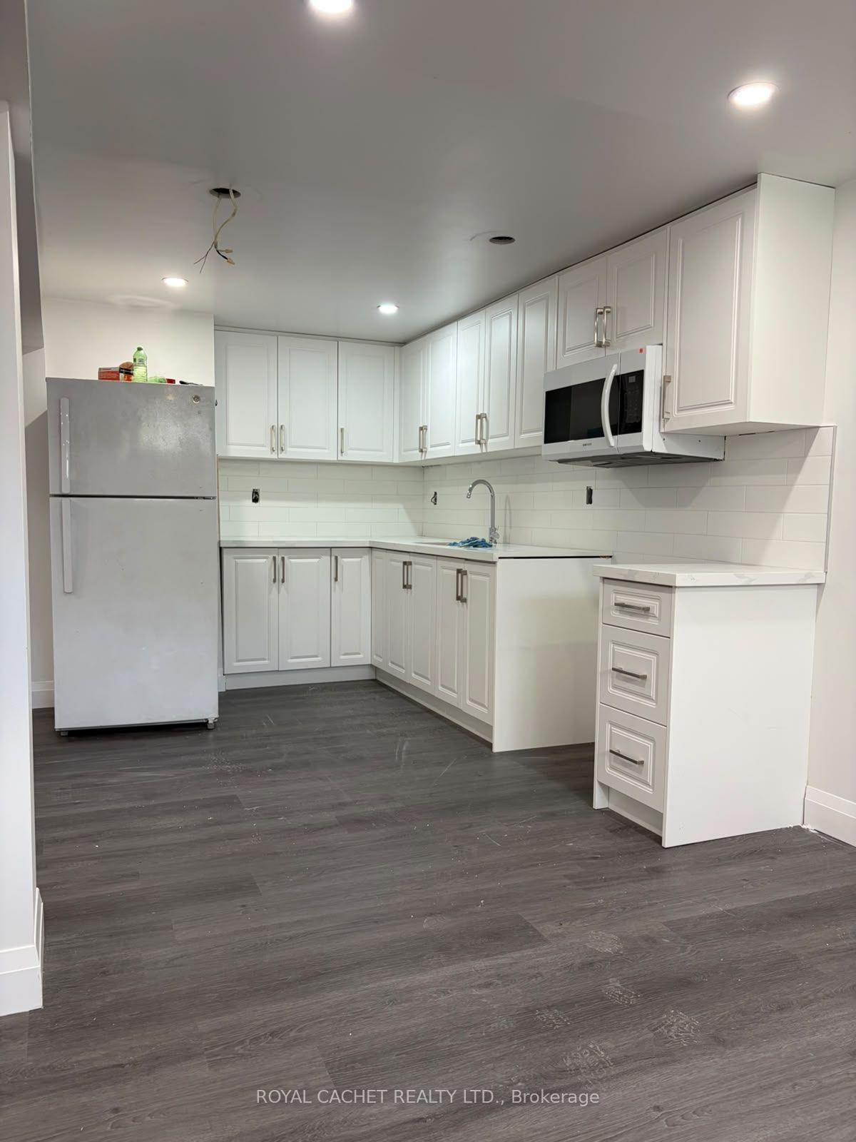 Photo 2 of 90 Billington (LOWER) Crescent, North York, Parkwoods-Donalda — HOMEH