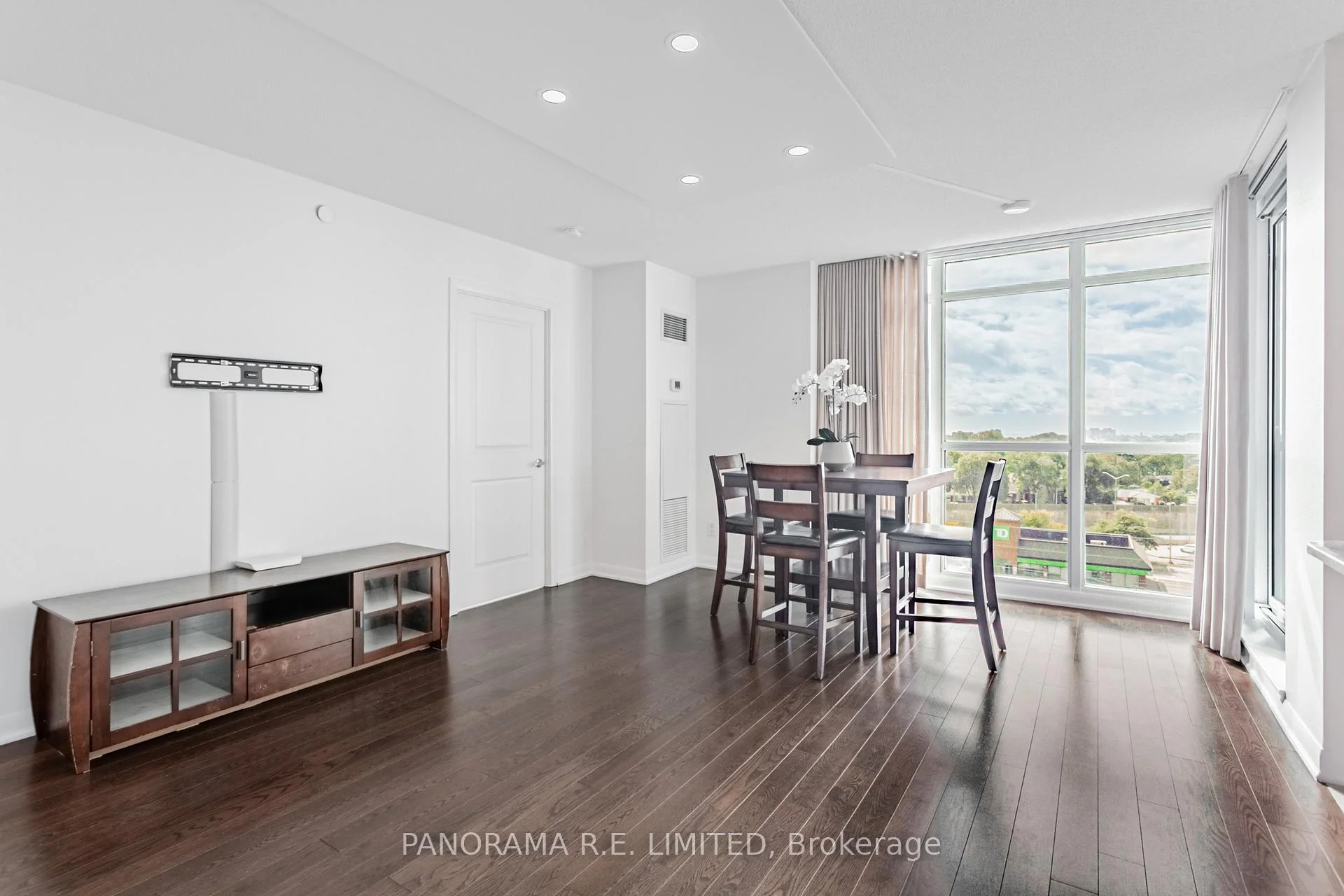 Photo 4 of Unit 810, 205 Sherway Gardens Road, Etobicoke, Islington-City Centre West — HOMEH