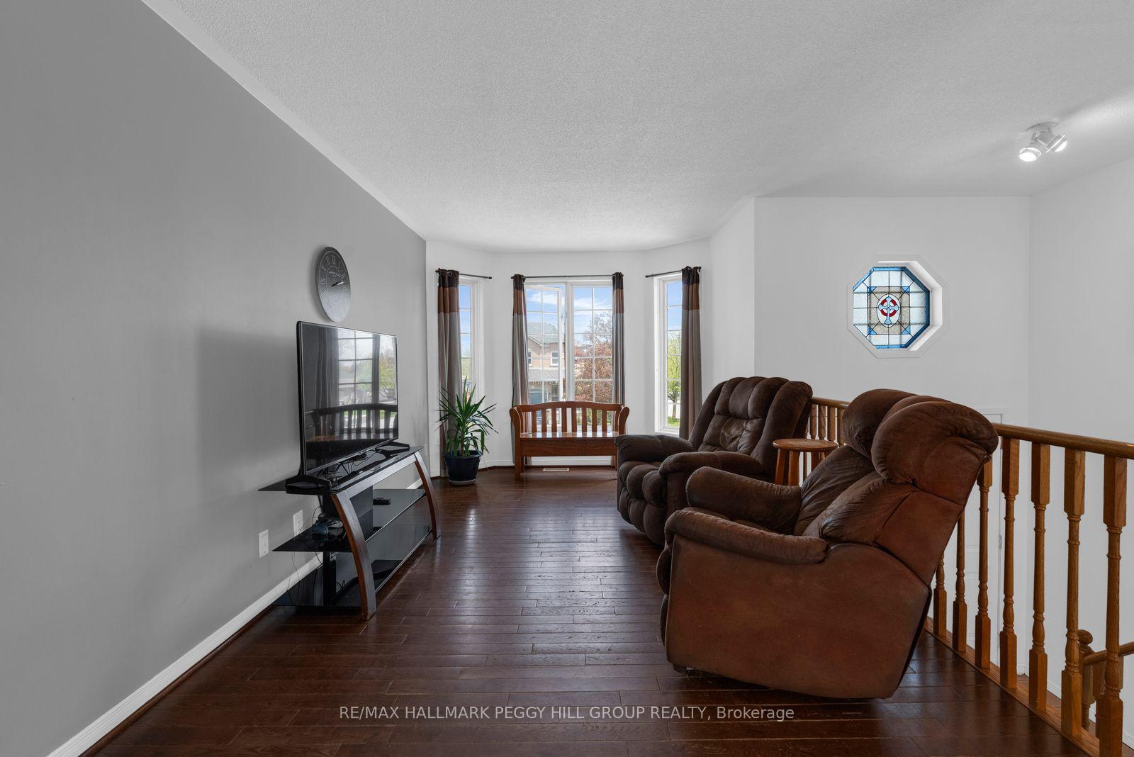 Photo 3 of 42 Kell Place, Barrie, Bayshore — HOMEH