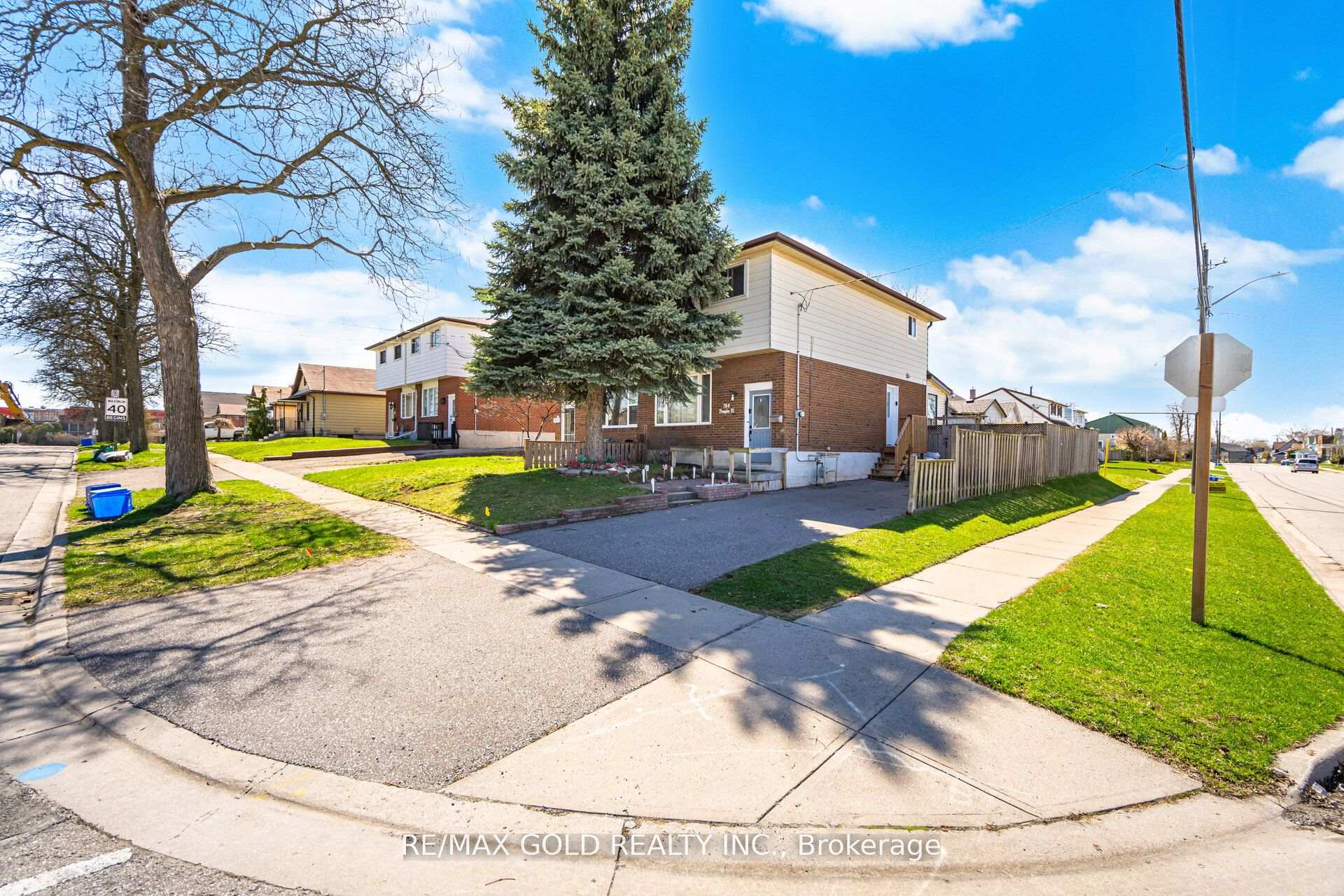 Photo 3 of 784 Douglas Street, Oshawa, Lakeview — HOMEH